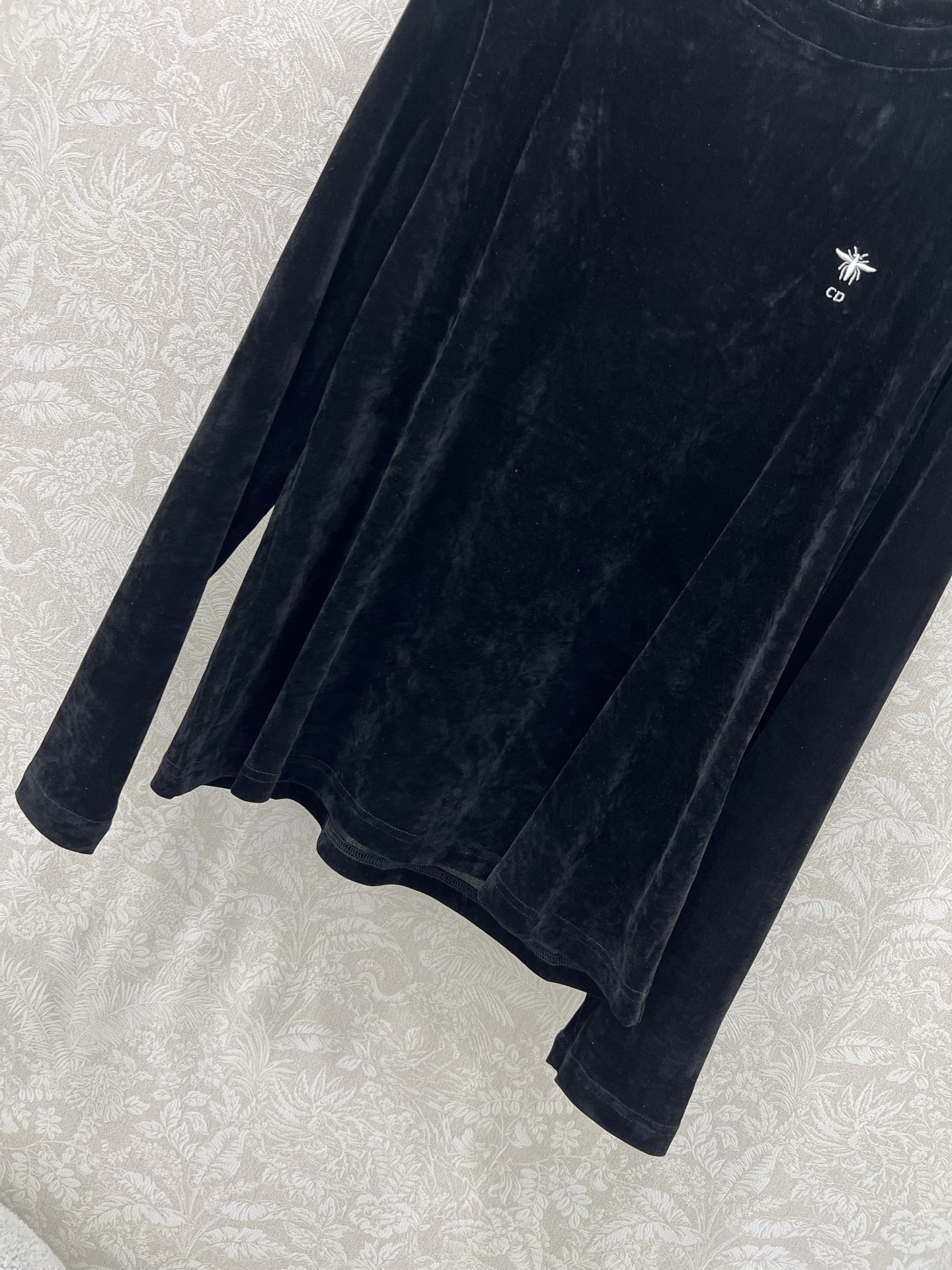 🔥🔥Dio*25新款丝绒打底衫~纯色系简单大方 胸前小蜜蜂logo刺绣  丝绒面料亲肤又高档  超级舒服