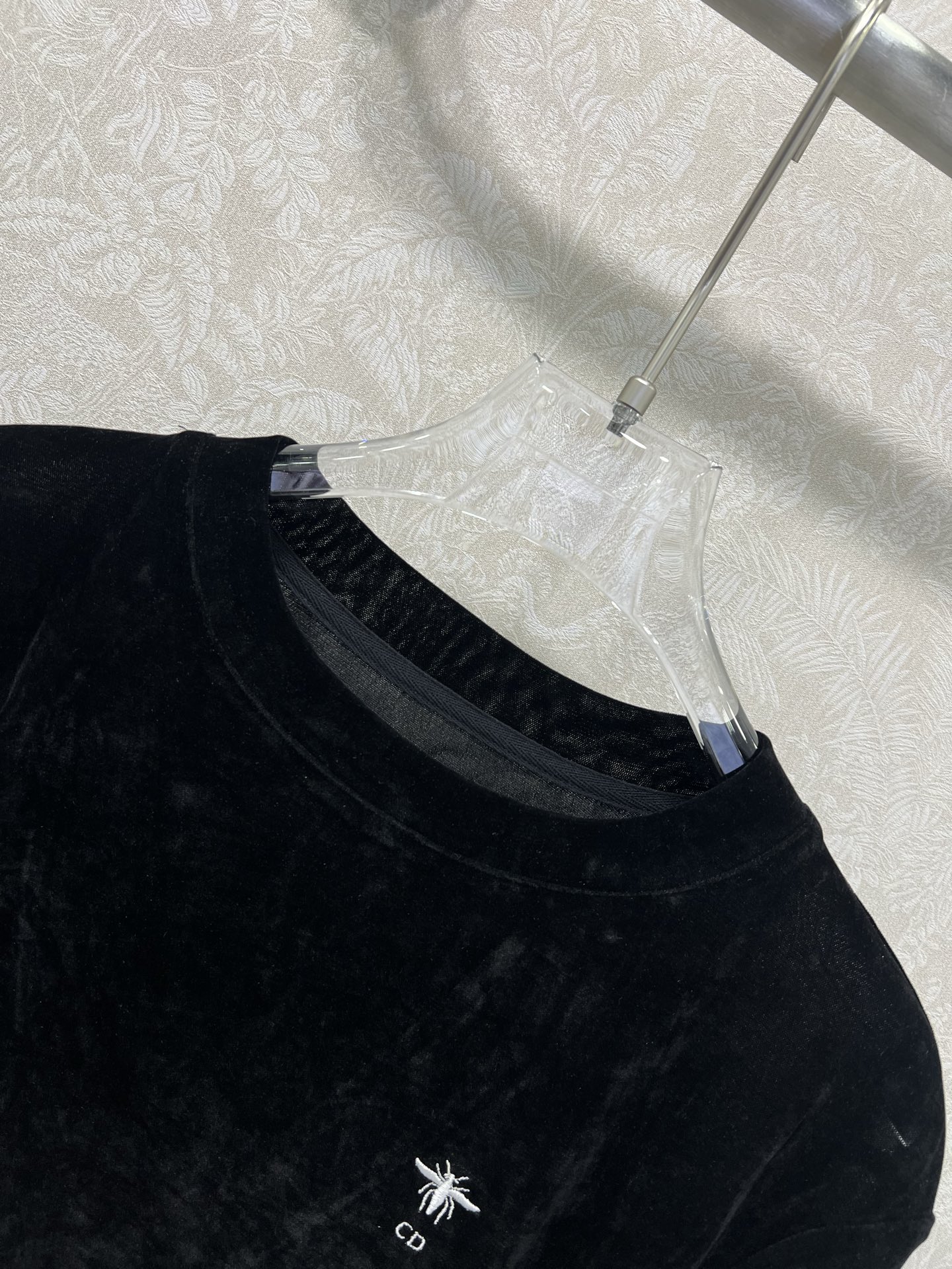 🔥🔥Dio*25新款丝绒打底衫~纯色系简单大方 胸前小蜜蜂logo刺绣  丝绒面料亲肤又高档  超级舒服