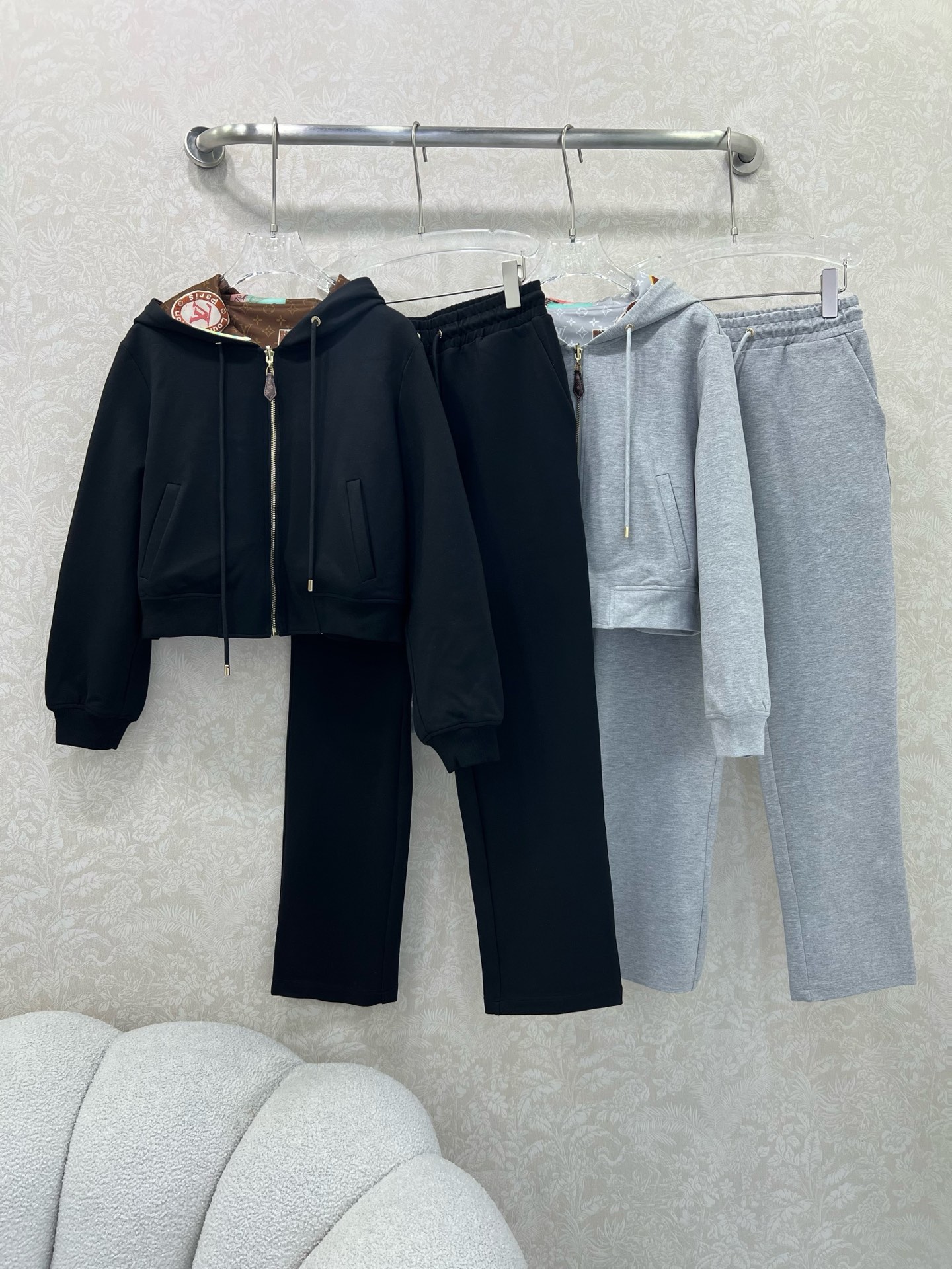 🔥🔥 Louis Vuitt*n25新款套装 双面连帽拉链外套➕小直筒长裤的组合  定制老花拉链头 内里