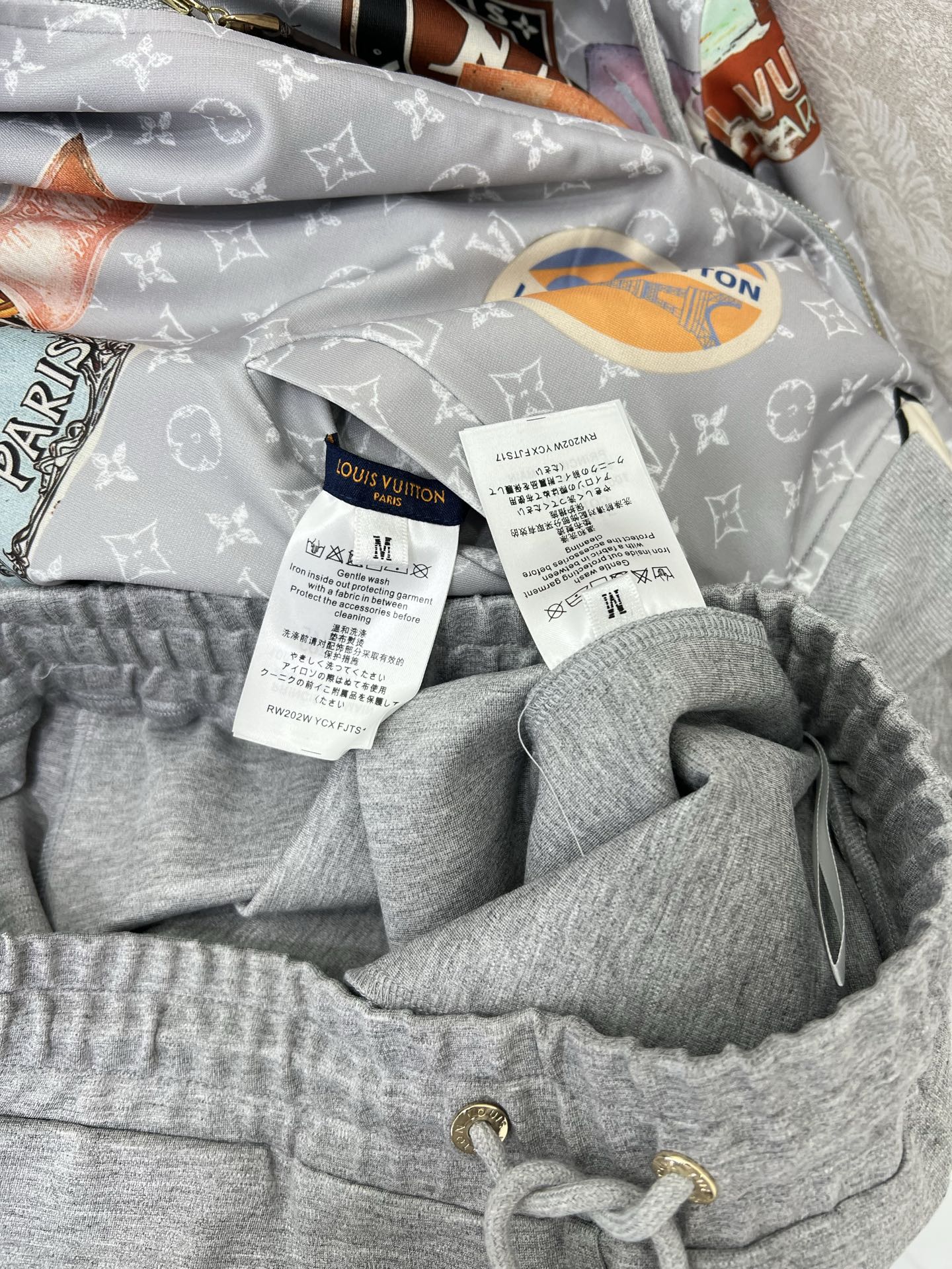 🔥🔥 Louis Vuitt*n25新款套装 双面连帽拉链外套➕小直筒长裤的组合  定制老花拉链头 内里