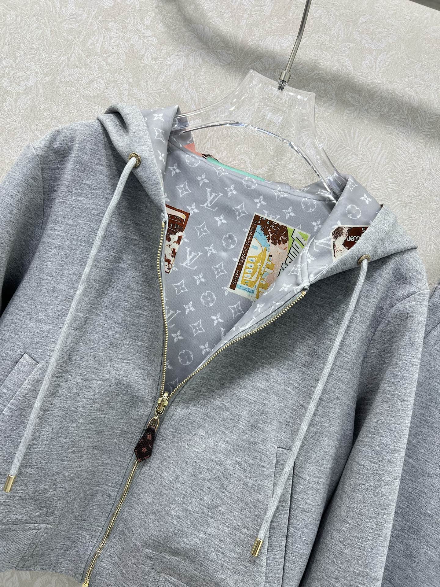 🔥🔥 Louis Vuitt*n25新款套装 双面连帽拉链外套➕小直筒长裤的组合  定制老花拉链头 内里