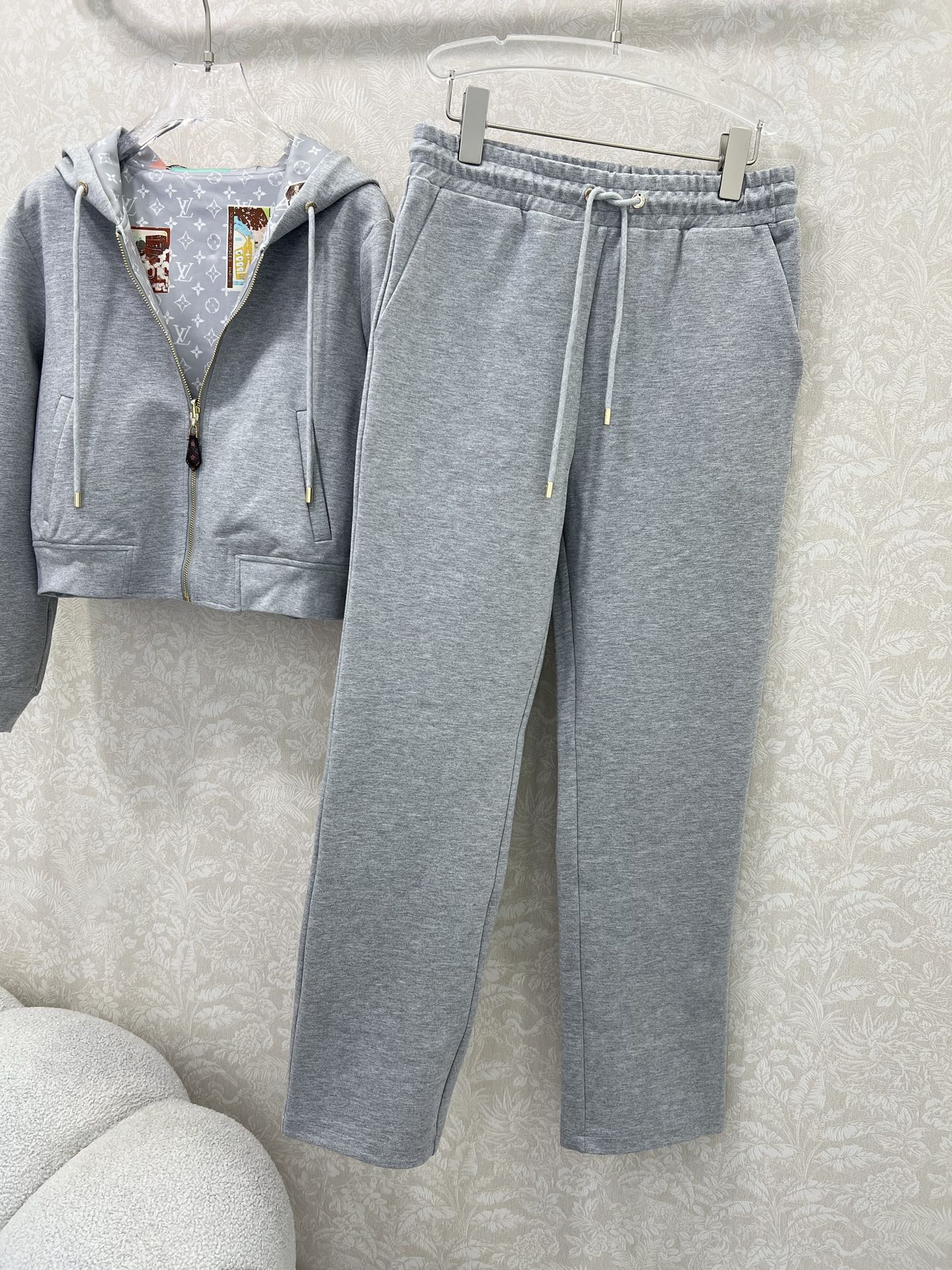 🔥🔥 Louis Vuitt*n25新款套装 双面连帽拉链外套➕小直筒长裤的组合  定制老花拉链头 内里