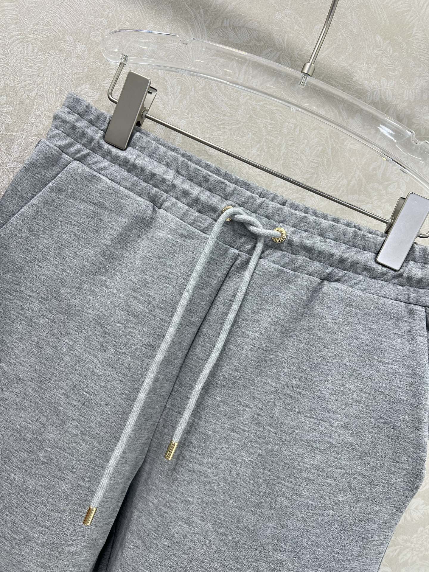 🔥🔥 Louis Vuitt*n25新款套装 双面连帽拉链外套➕小直筒长裤的组合  定制老花拉链头 内里