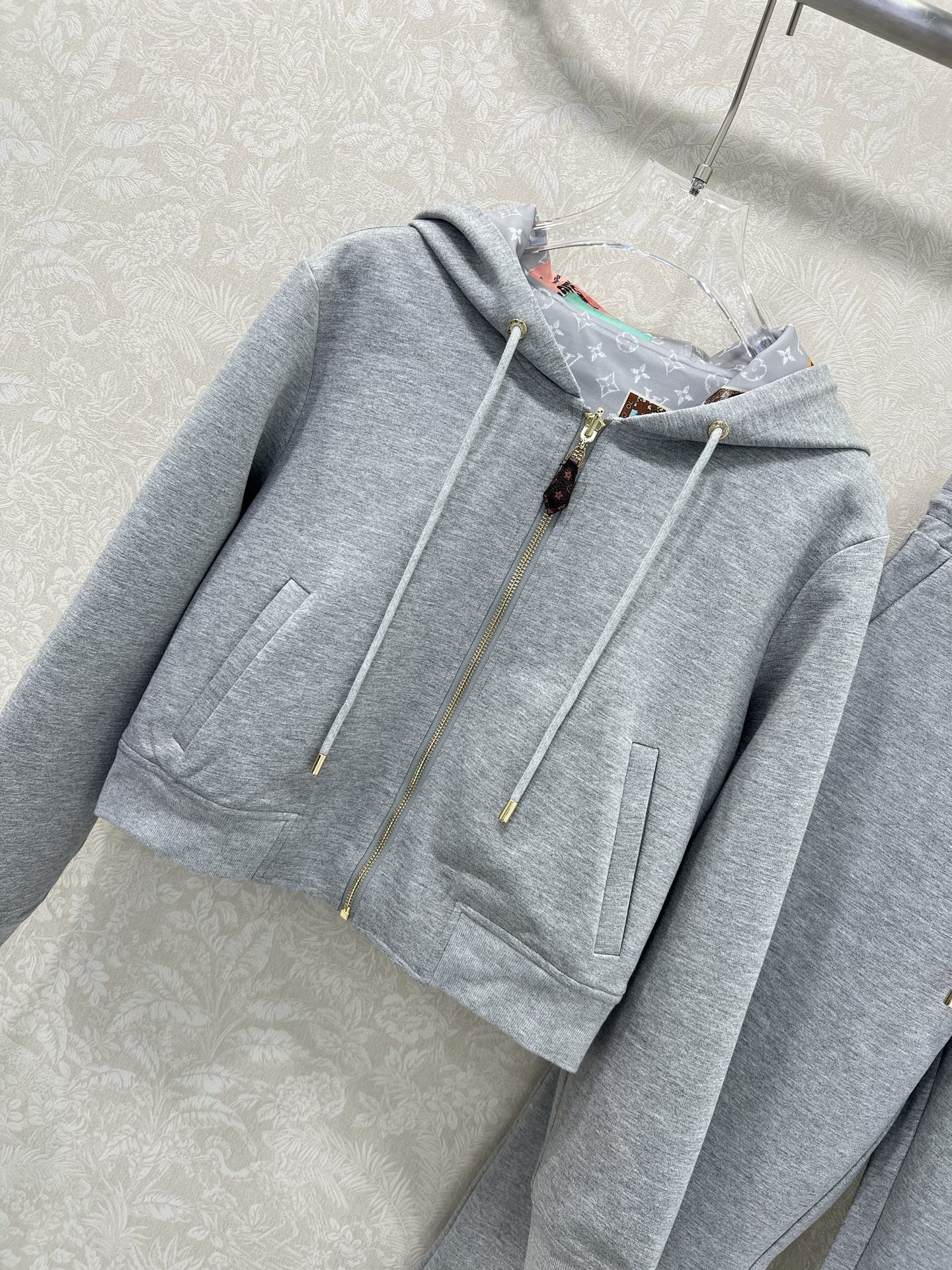 🔥🔥 Louis Vuitt*n25新款套装 双面连帽拉链外套➕小直筒长裤的组合  定制老花拉链头 内里