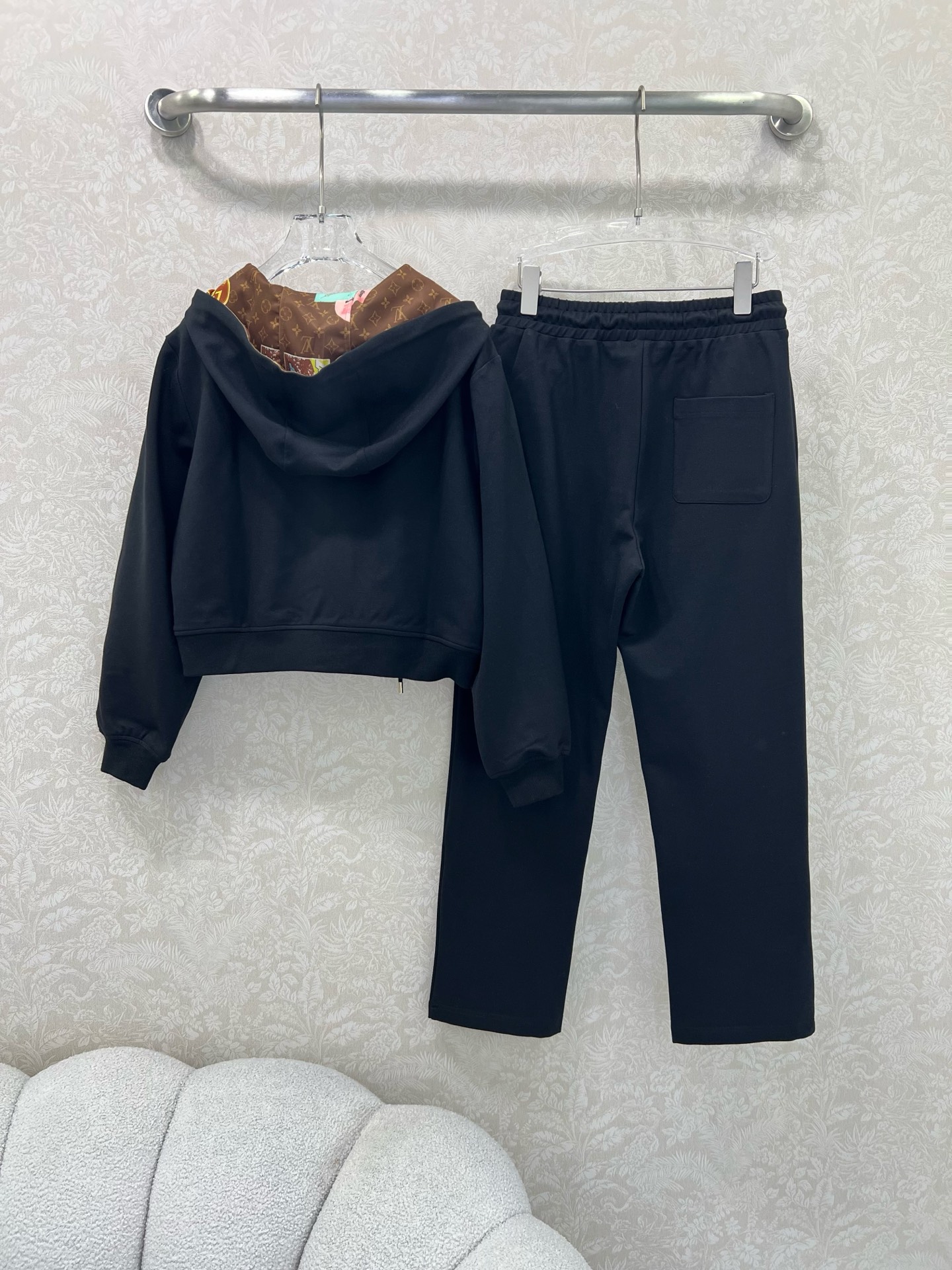 🔥🔥 Louis Vuitt*n25新款套装 双面连帽拉链外套➕小直筒长裤的组合  定制老花拉链头 内里