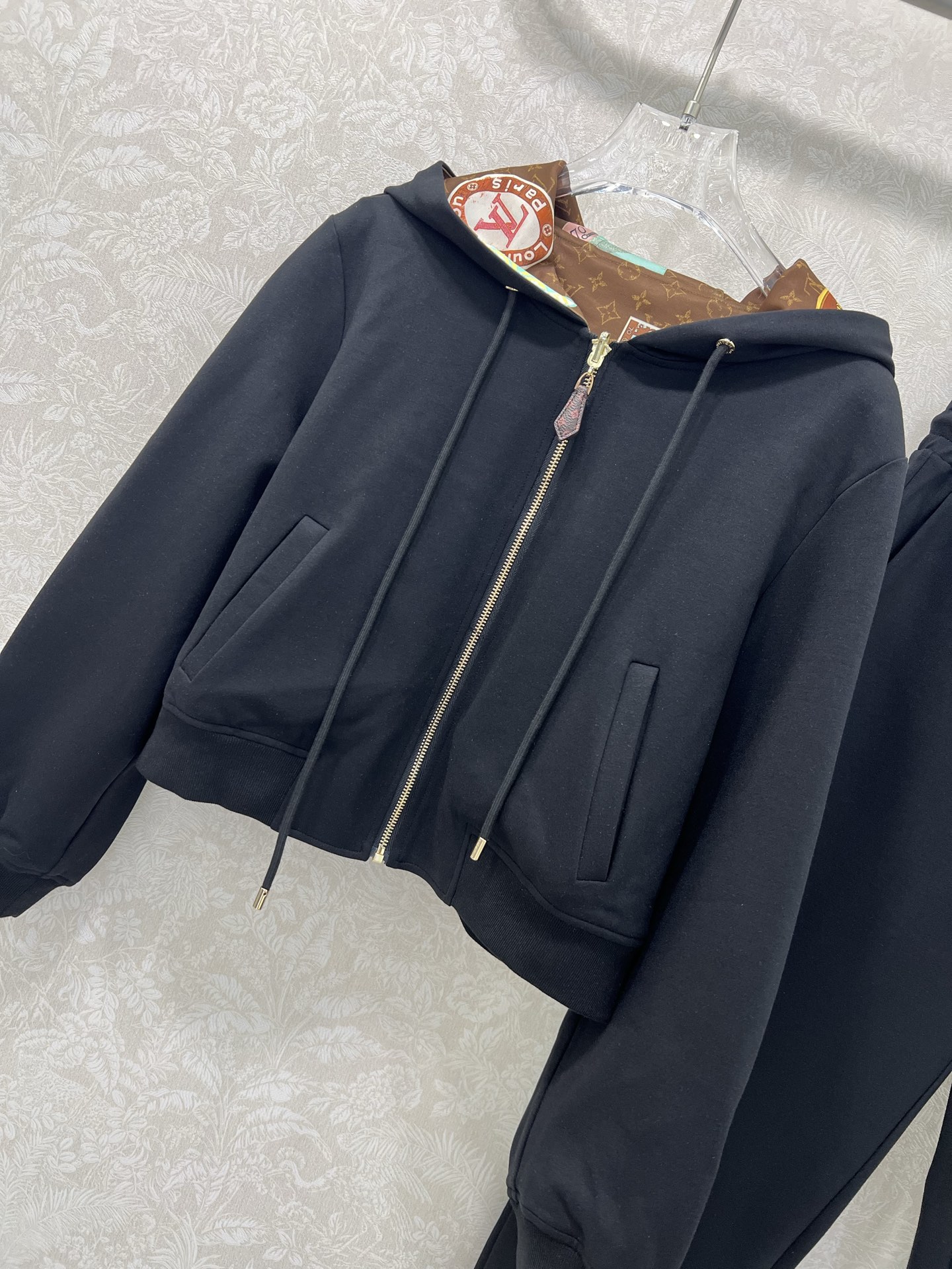🔥🔥 Louis Vuitt*n25新款套装 双面连帽拉链外套➕小直筒长裤的组合  定制老花拉链头 内里