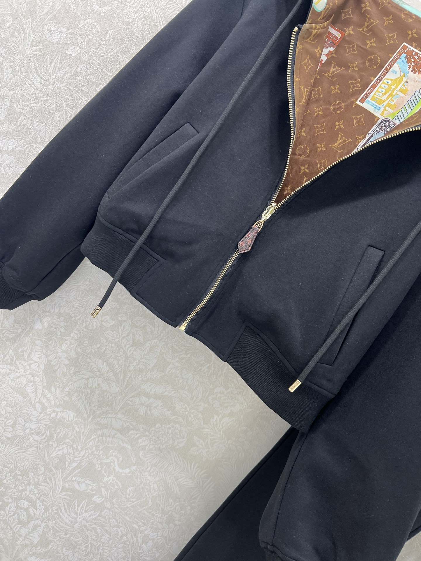 🔥🔥 Louis Vuitt*n25新款套装 双面连帽拉链外套➕小直筒长裤的组合  定制老花拉链头 内里