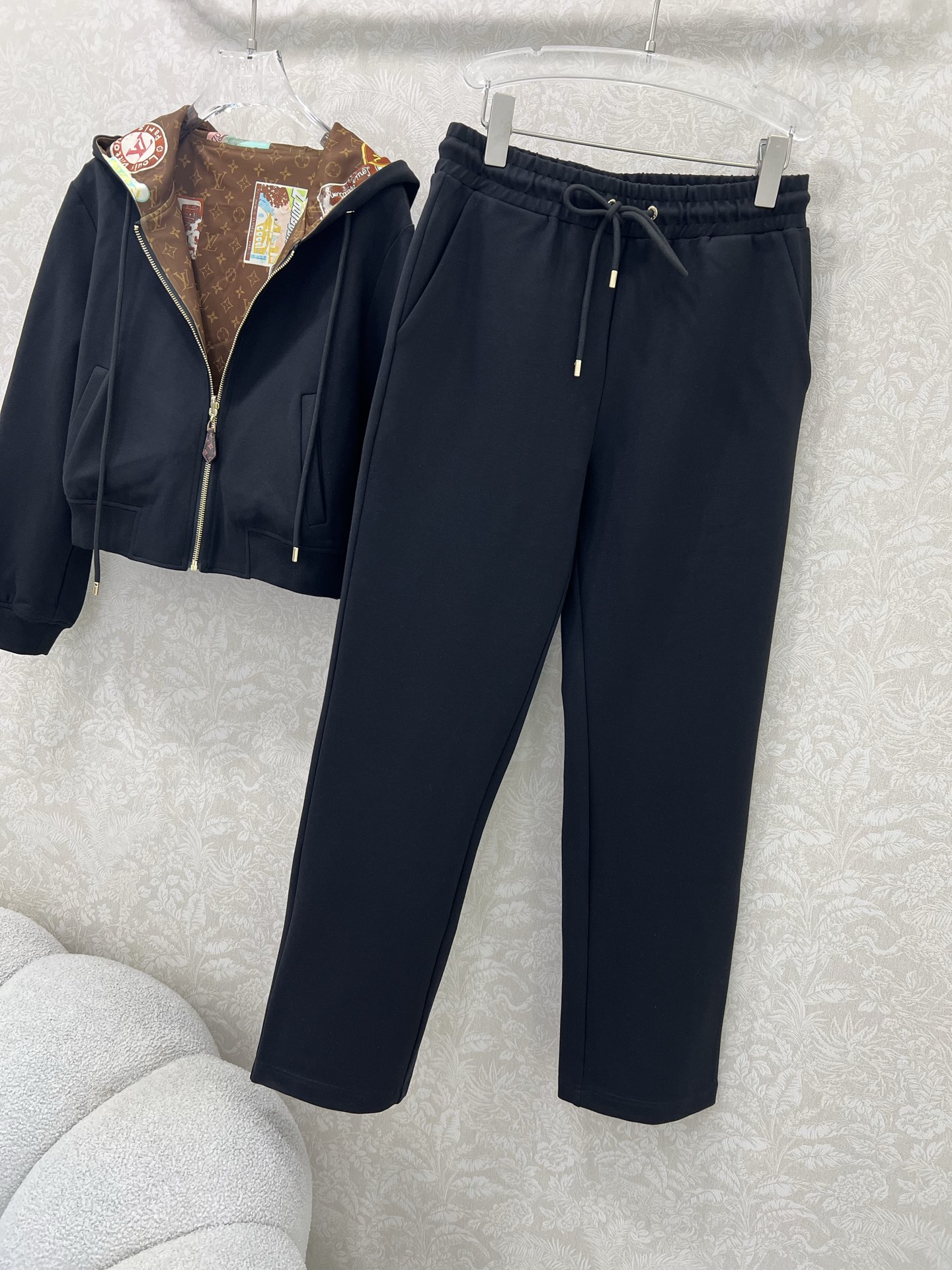 🔥🔥 Louis Vuitt*n25新款套装 双面连帽拉链外套➕小直筒长裤的组合  定制老花拉链头 内里