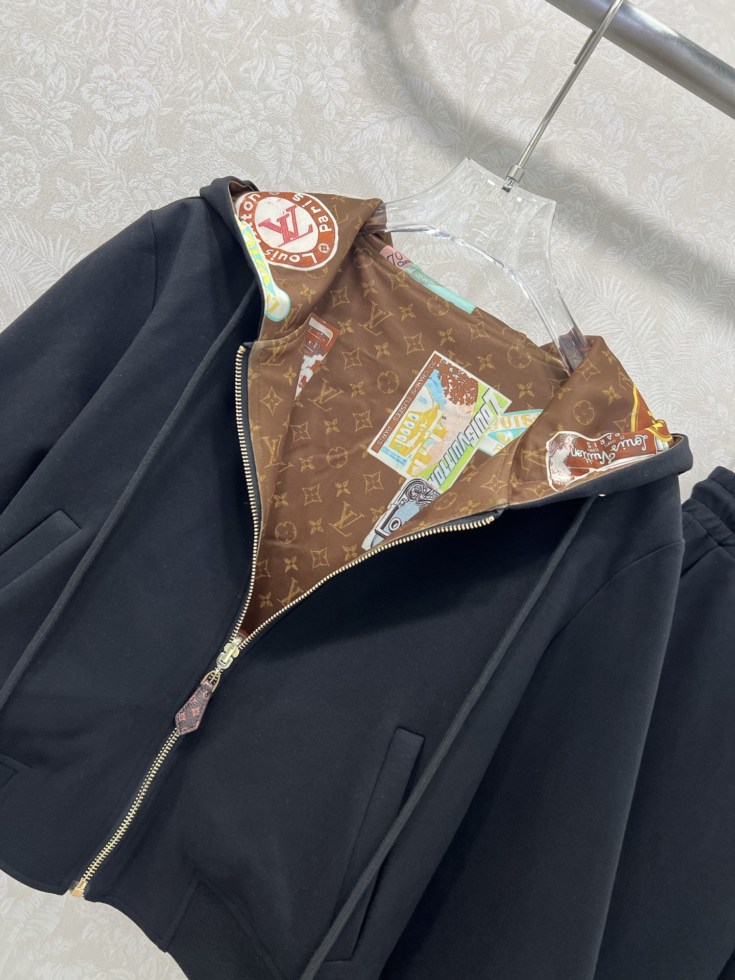 🔥🔥 Louis Vuitt*n25新款套装 双面连帽拉链外套➕小直筒长裤的组合  定制老花拉链头 内里