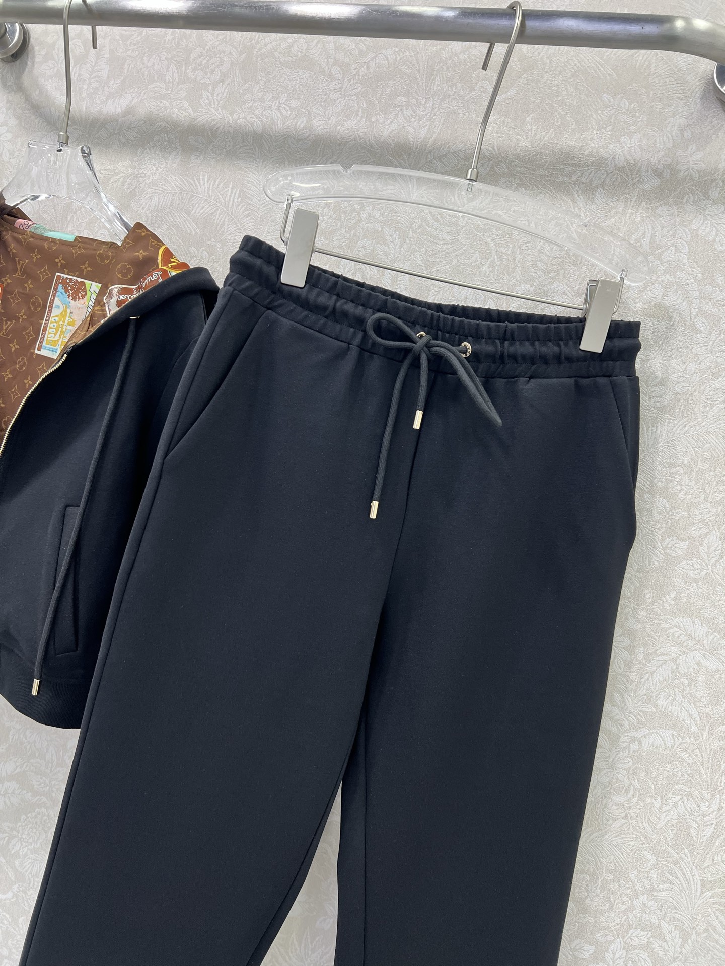 🔥🔥 Louis Vuitt*n25新款套装 双面连帽拉链外套➕小直筒长裤的组合  定制老花拉链头 内里