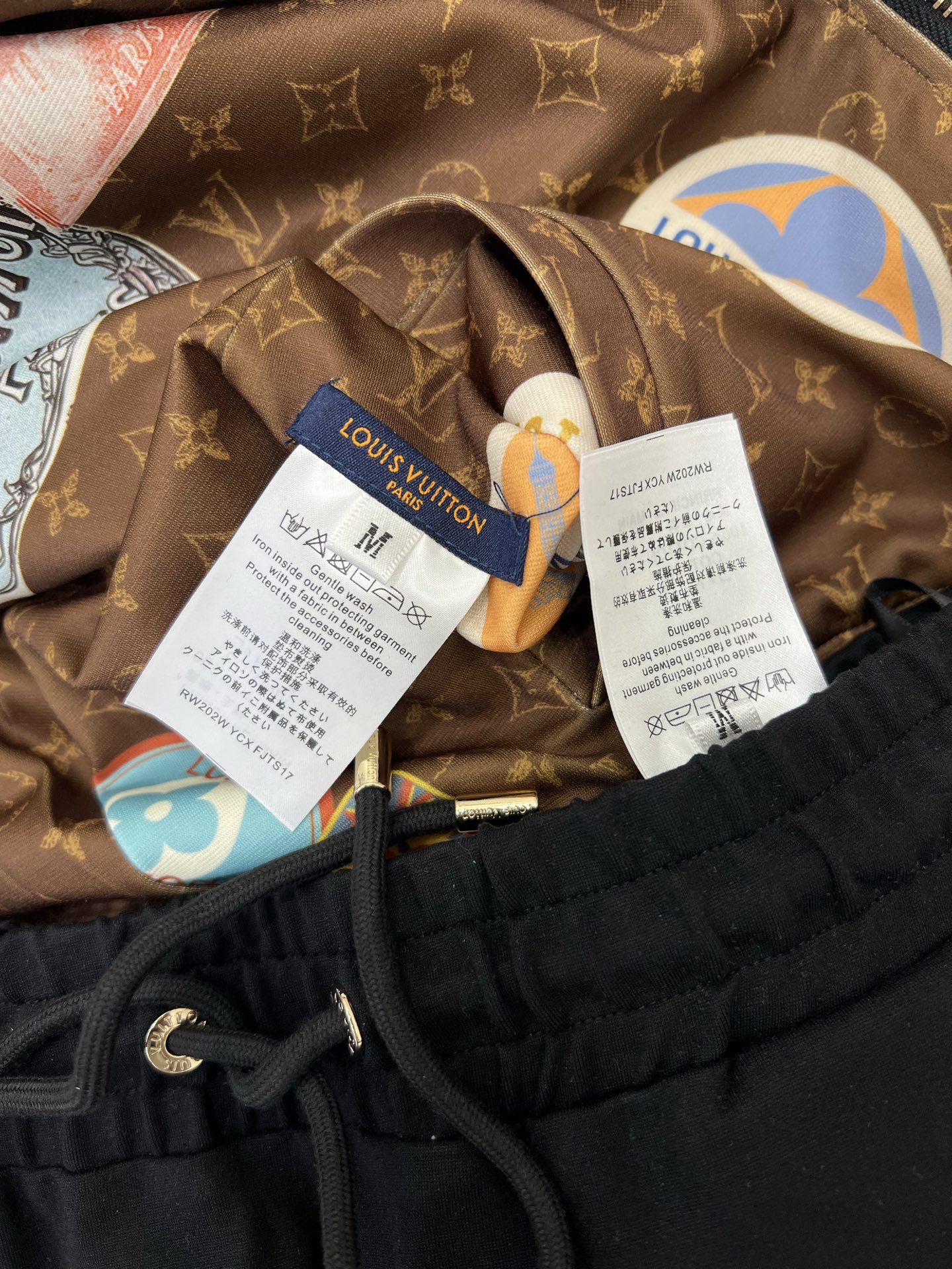 🔥🔥 Louis Vuitt*n25新款套装 双面连帽拉链外套➕小直筒长裤的组合  定制老花拉链头 内里