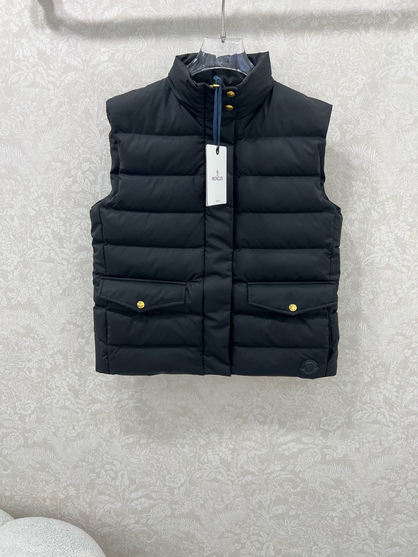 “Moncl*r 25 New Bread Velvet Vest: Single-Size Female Suit with Classic Front Pocket Design” - 图片 1
