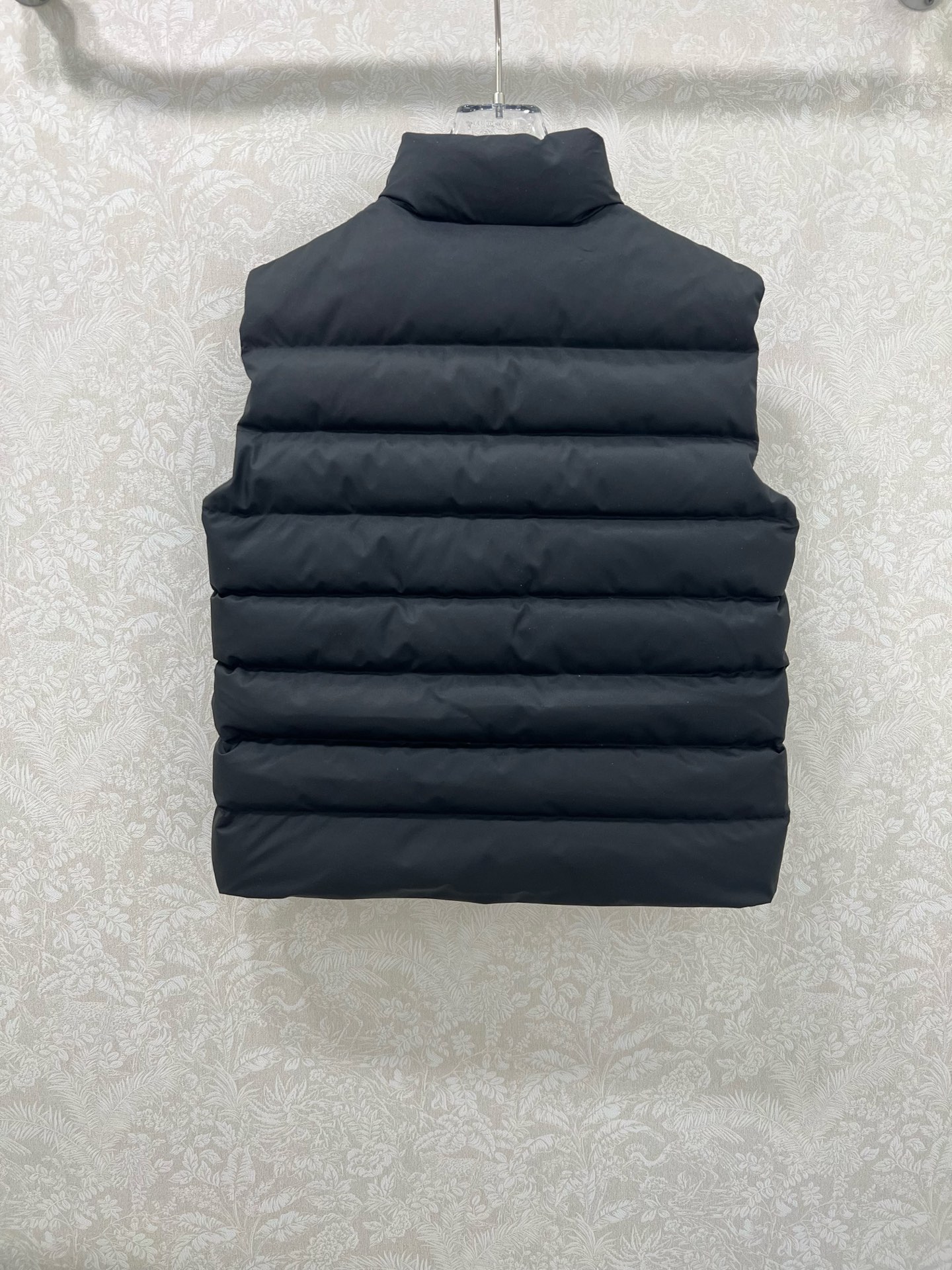 “Moncl*r 25 New Bread Velvet Vest: Single-Size Female Suit with Classic Front Pocket Design” - 图片 9