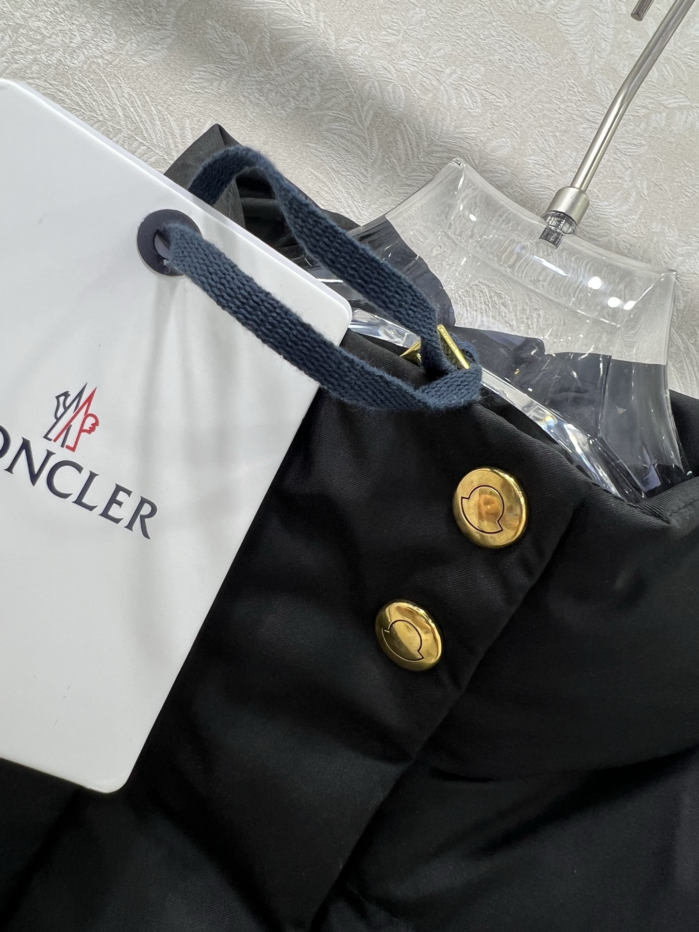 “Moncl*r 25 New Bread Velvet Vest: Single-Size Female Suit with Classic Front Pocket Design” - 图片 2