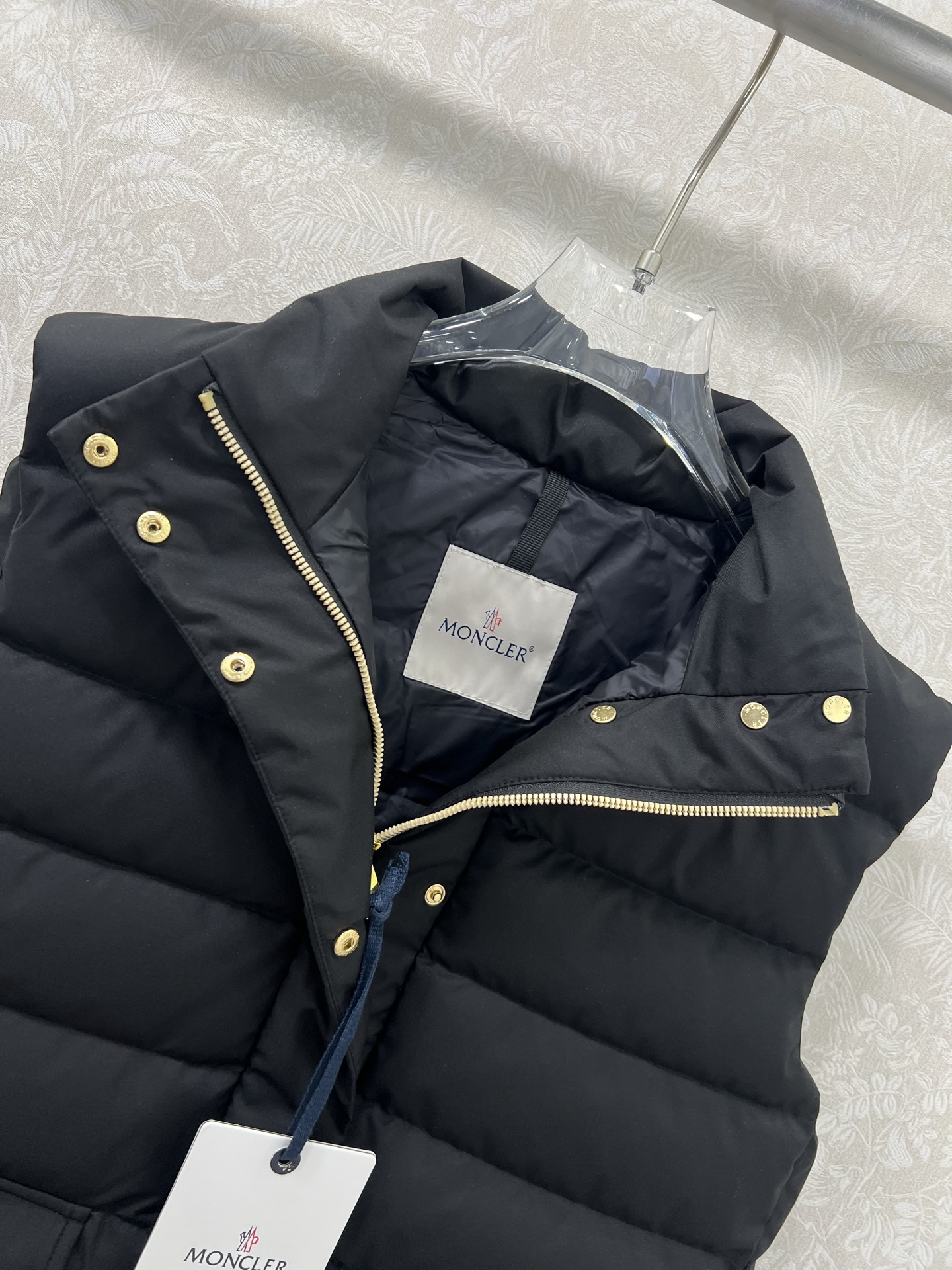 “Moncl*r 25 New Bread Velvet Vest: Single-Size Female Suit with Classic Front Pocket Design” - 图片 6