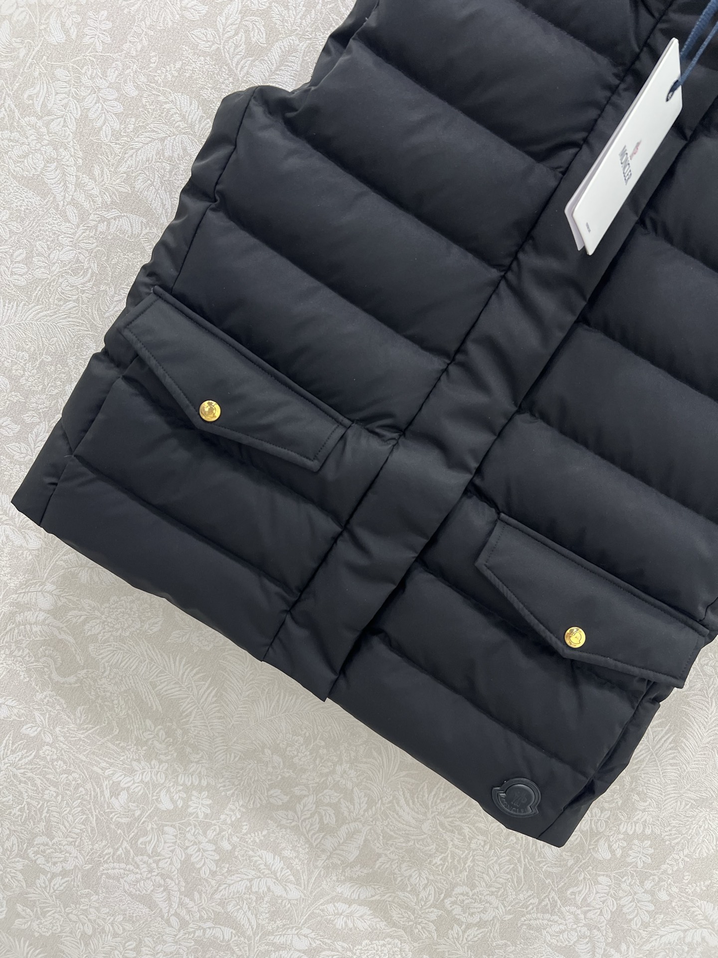 “Moncl*r 25 New Bread Velvet Vest: Single-Size Female Suit with Classic Front Pocket Design” - 图片 4