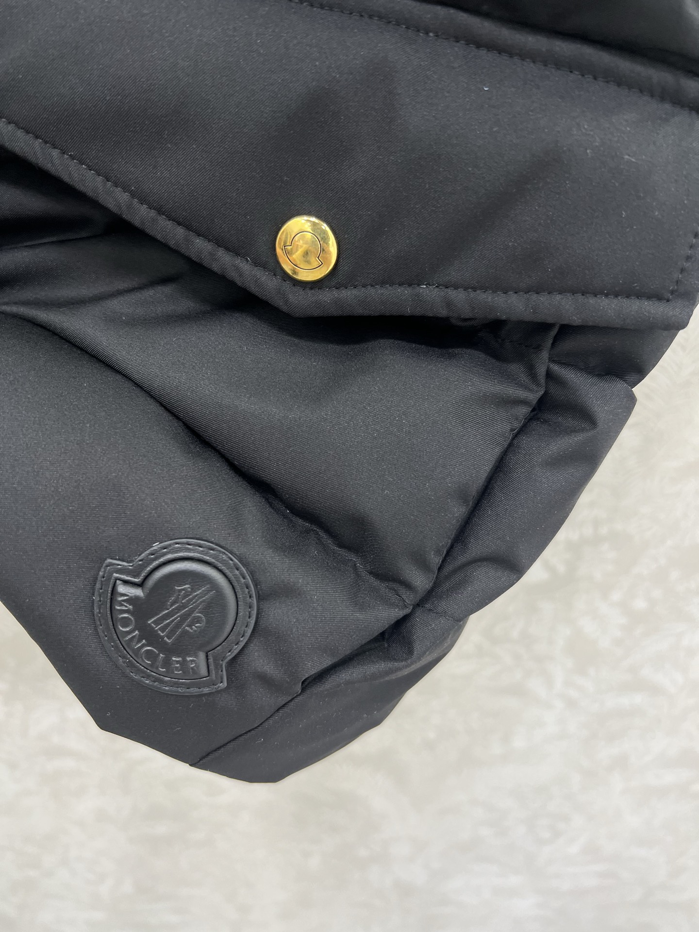 “Moncl*r 25 New Bread Velvet Vest: Single-Size Female Suit with Classic Front Pocket Design” - 图片 5