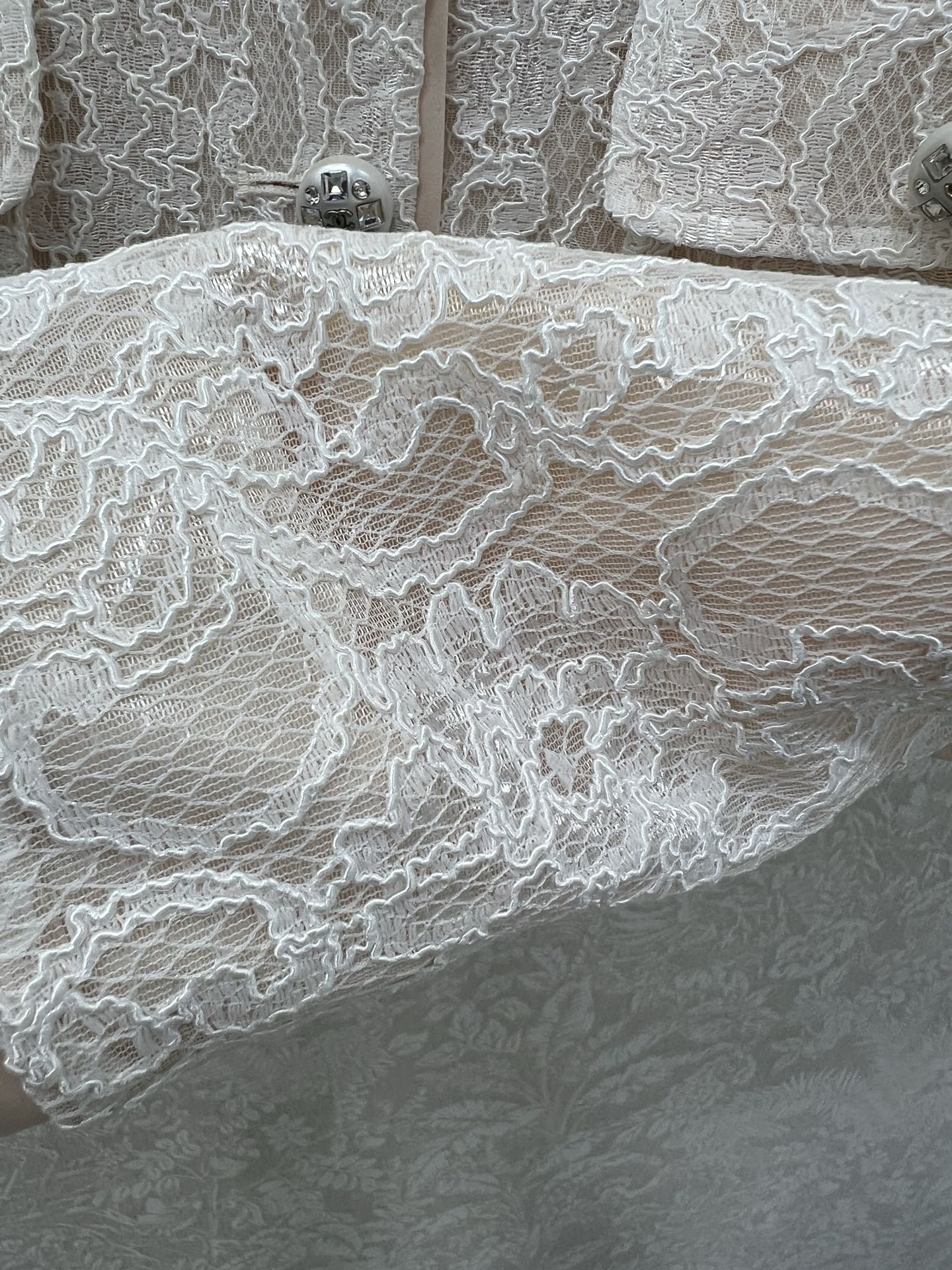 🔥🔥chan*l 25新款蕾丝镂空长袖外套 圆领珍珠单排扣设计 蕾丝本身就是很女人的元素 收腰设计巨显小