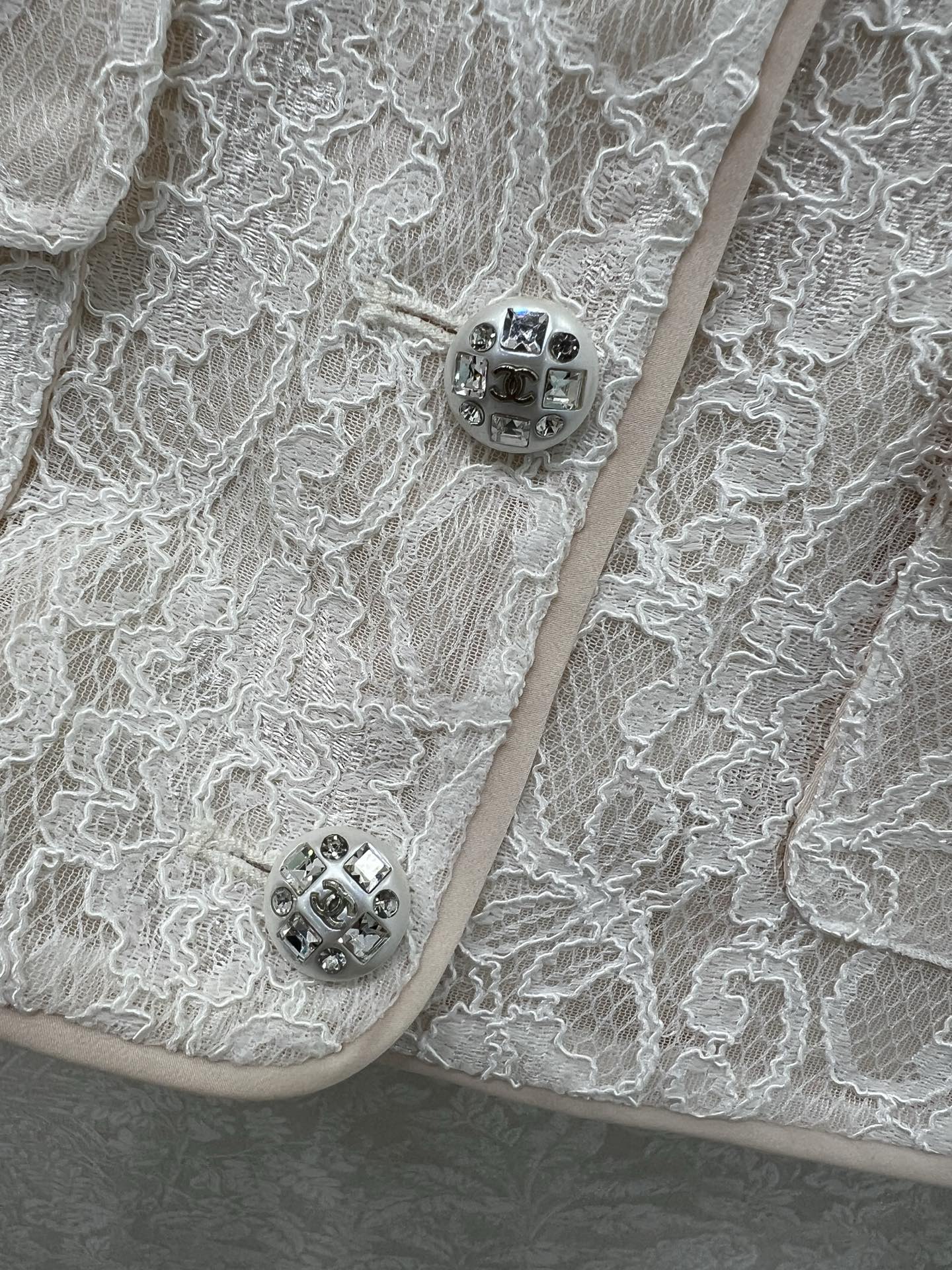 🔥🔥chan*l 25新款蕾丝镂空长袖外套 圆领珍珠单排扣设计 蕾丝本身就是很女人的元素 收腰设计巨显小