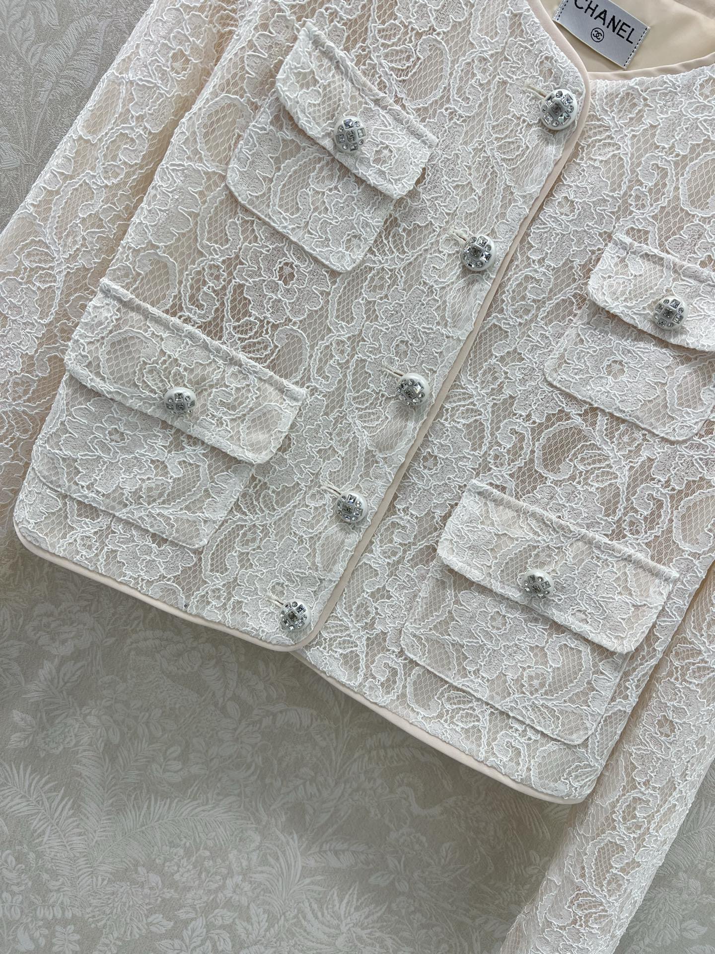 🔥🔥chan*l 25新款蕾丝镂空长袖外套 圆领珍珠单排扣设计 蕾丝本身就是很女人的元素 收腰设计巨显小