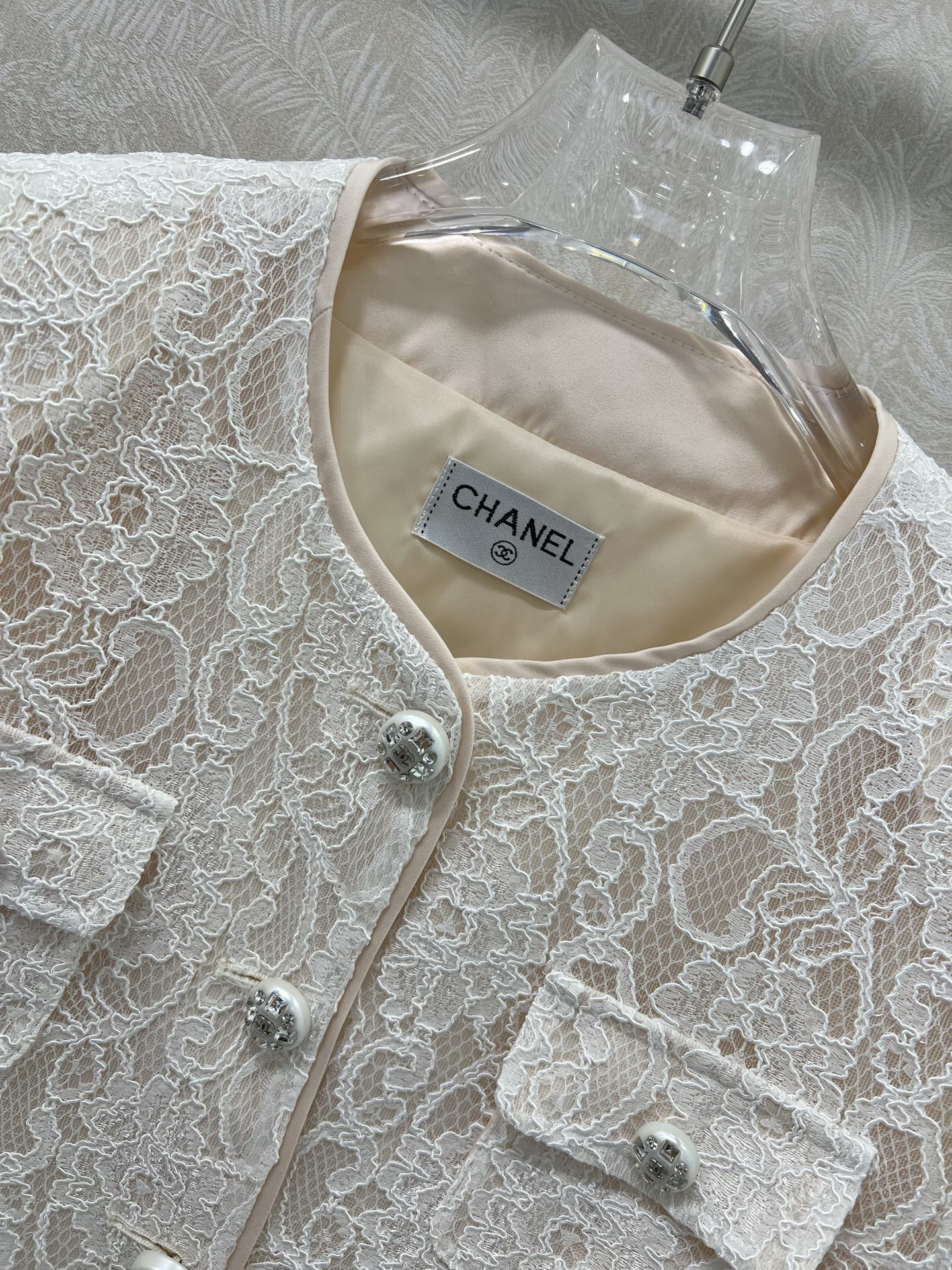 🔥🔥chan*l 25新款蕾丝镂空长袖外套 圆领珍珠单排扣设计 蕾丝本身就是很女人的元素 收腰设计巨显小