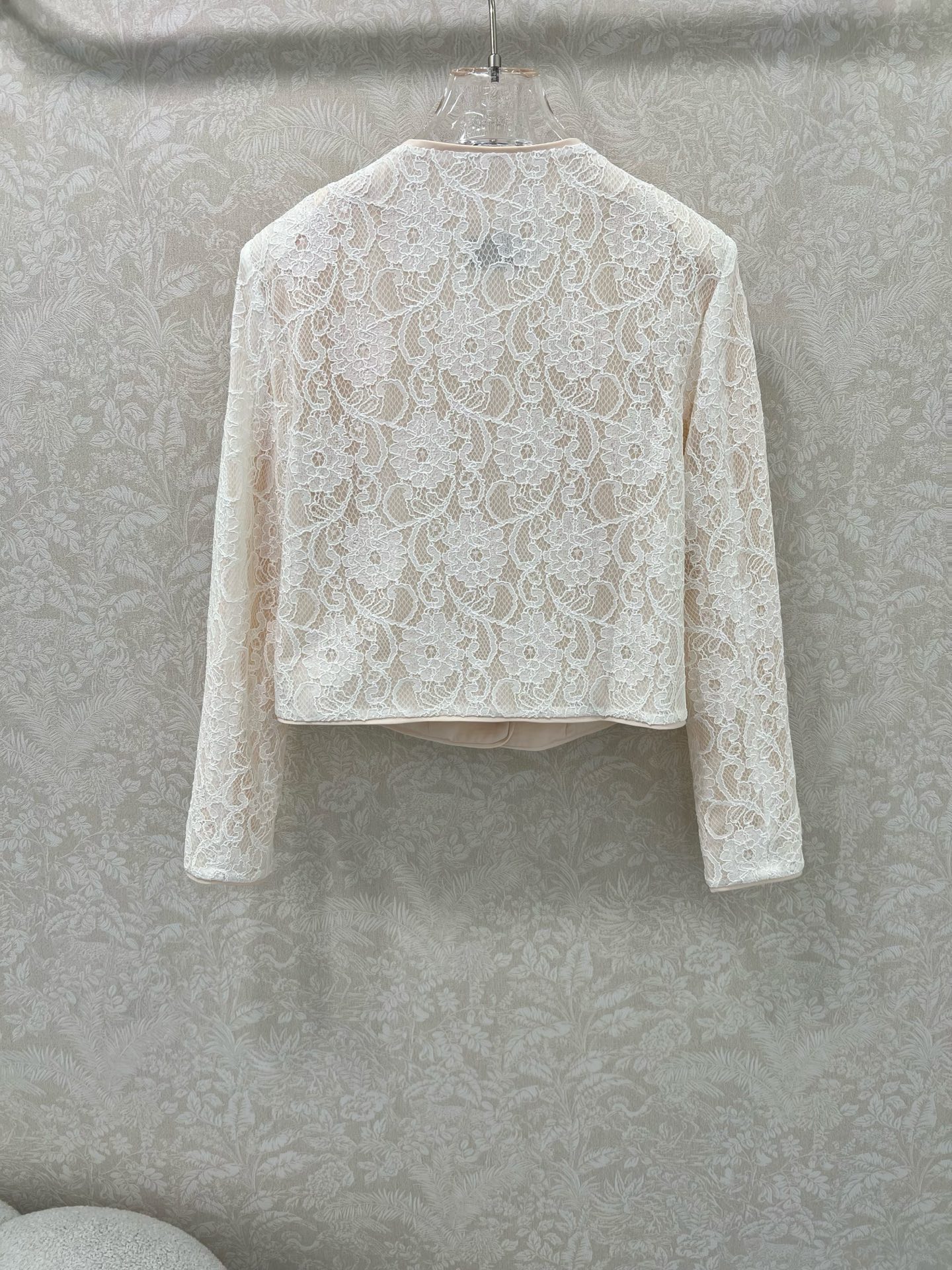 🔥🔥chan*l 25新款蕾丝镂空长袖外套 圆领珍珠单排扣设计 蕾丝本身就是很女人的元素 收腰设计巨显小