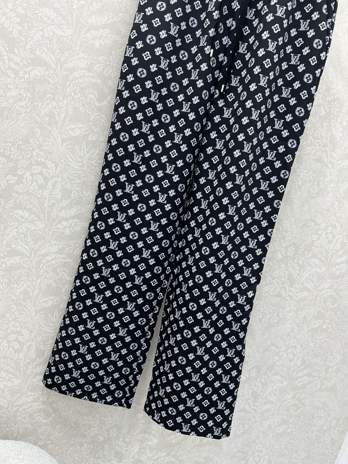 🔥🔥Louis Vuitt*n*25新款老花字母印花阔腿长裤 裤子直筒版型无敌显瘦 设计拉长人体比例  