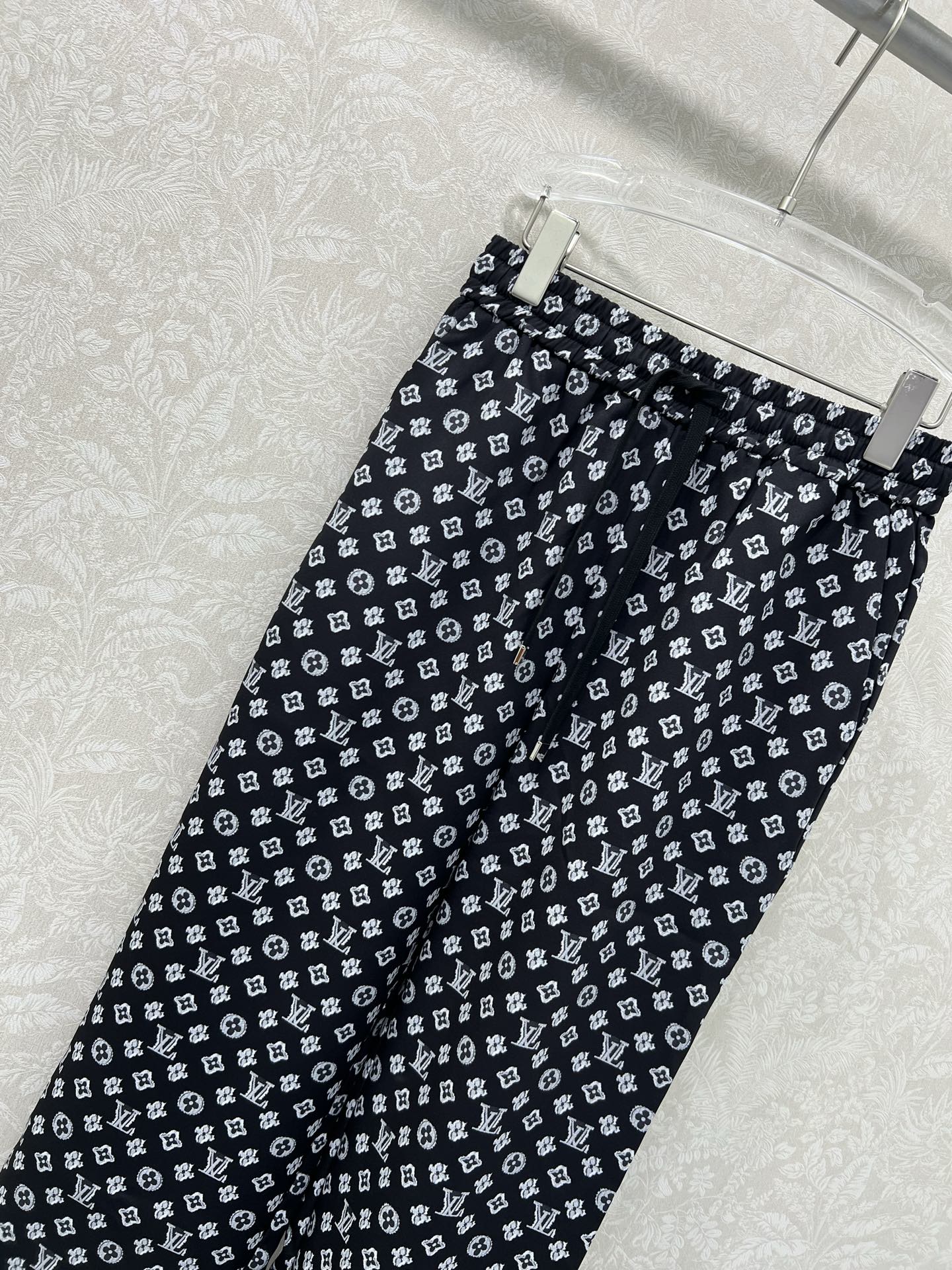🔥🔥Louis Vuitt*n*25新款老花字母印花阔腿长裤 裤子直筒版型无敌显瘦 设计拉长人体比例  