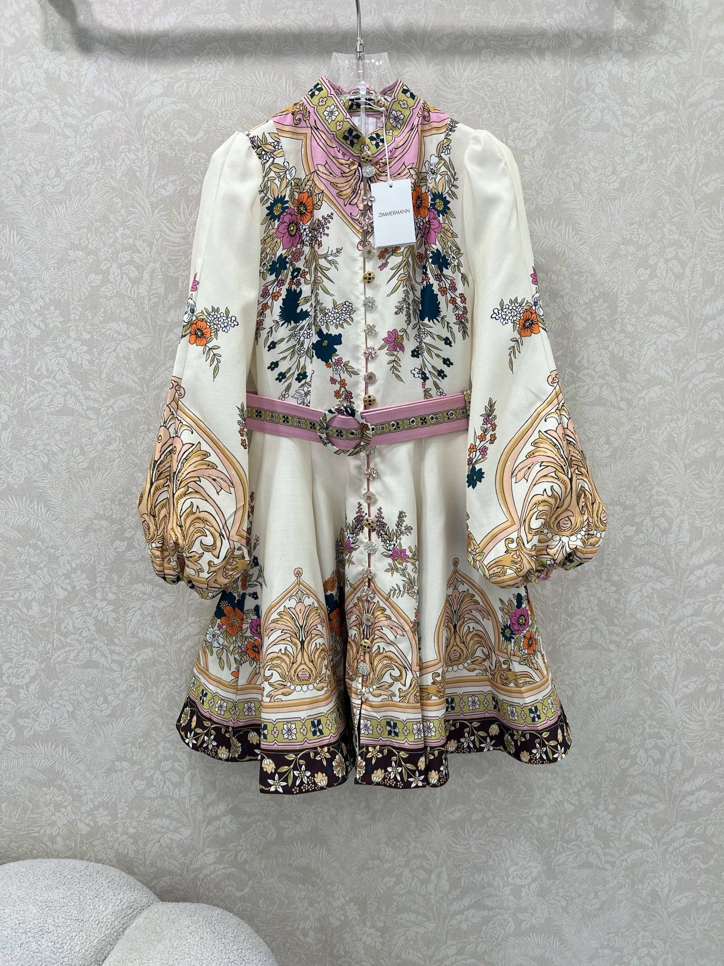 NO:639287,Zimmerman*/Zimmerman 25 new positioning print series is now available ~ short dress, small stand-up collar and lantern sleeve design, custom-made Duobao pattern hardware on the front, super eye-catching, the cuffs are tightened into puff sleeves, original fabric color belt is delivered, the skirt is oversized and full of sincerity, super invincible fairy style, heavy work details, perfect replica of the counter style, full of high-end, super correct version, showing temperament in any casual wear, short style  1 color 4 codes SMLXL, Zimmerman-clothing, skirts, alexander wang19860909Zimmerman*兹/默曼 25新款定位印花系列 同步上新啦~短款连衣裙 小立领和灯笼袖设计 前襟定制多宝花样五金 超吸睛让人眼前一亮 袖口收紧变成泡泡袖 配送本布色系腰带 裙身超大摆用料诚意满满 超无敌仙女款 重工细节,完美复刻专柜款 高级感满满,版型超正 随意一搭都显气质 短款 1色4码SMLXL,兹默曼-服装,skirts,alexander wang,Women's clothing