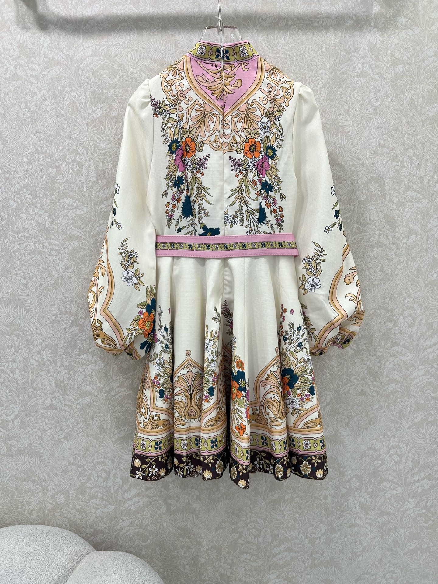 🔥🔥Zimmerman*兹/默曼 25新款定位印花系列 同步上新啦~短款‼️连衣裙 小立领和灯笼袖设计 