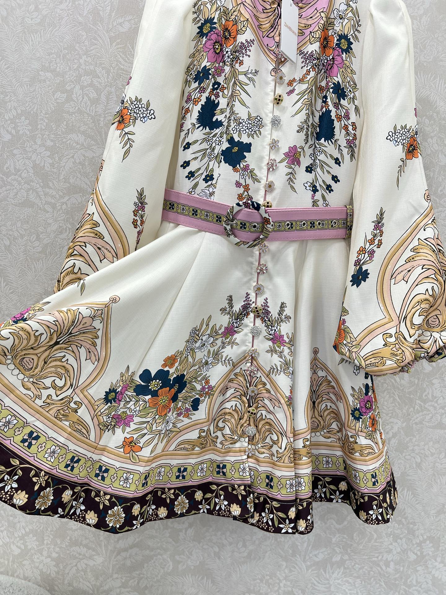 🔥🔥Zimmerman*兹/默曼 25新款定位印花系列 同步上新啦~短款‼️连衣裙 小立领和灯笼袖设计 