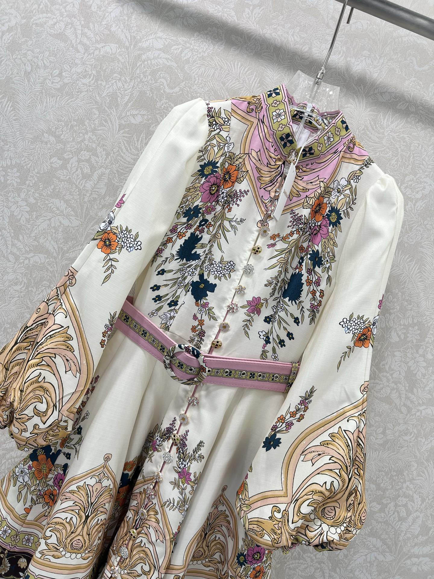 🔥🔥Zimmerman*兹/默曼 25新款定位印花系列 同步上新啦~短款‼️连衣裙 小立领和灯笼袖设计 