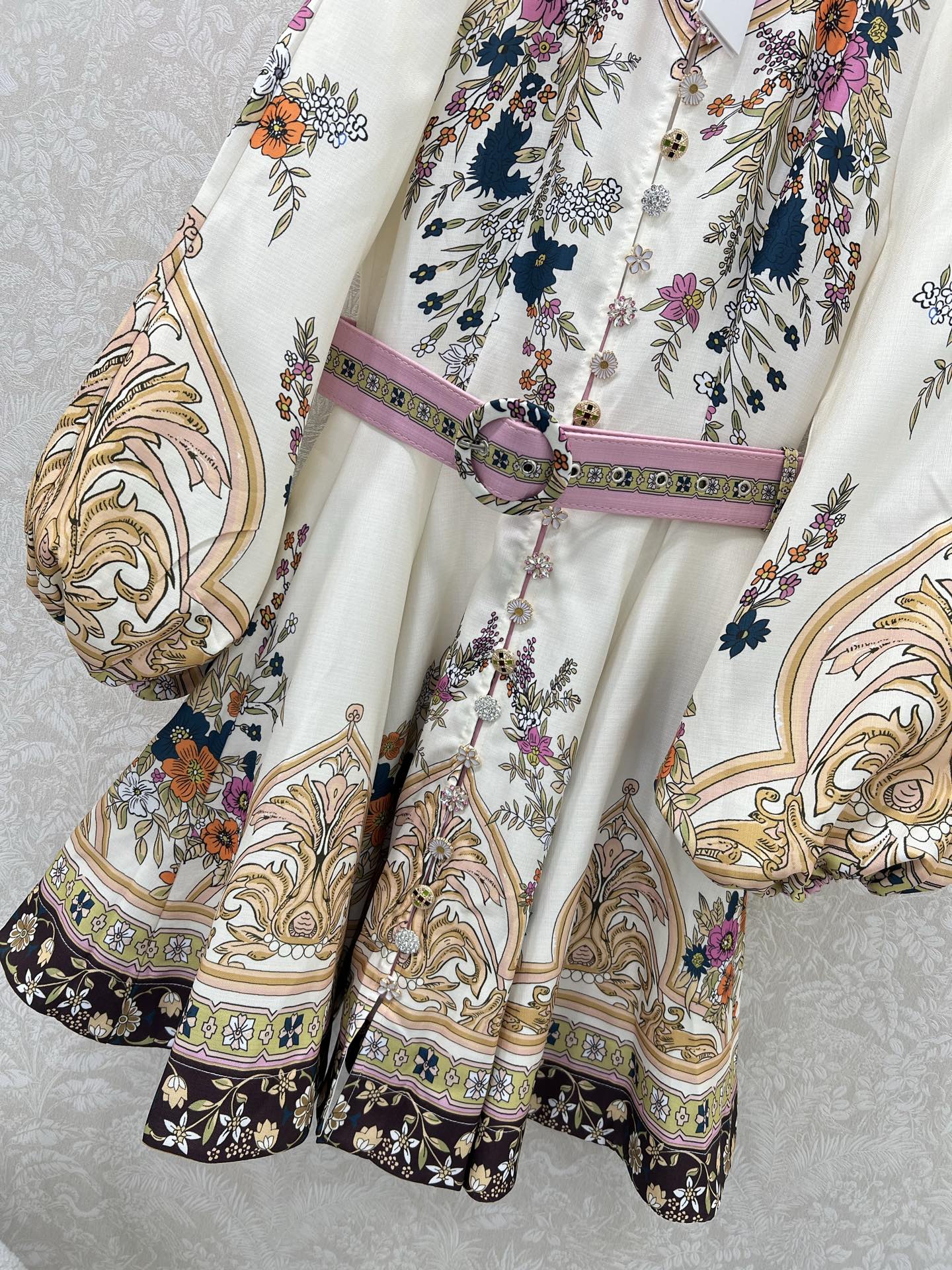 🔥🔥Zimmerman*兹/默曼 25新款定位印花系列 同步上新啦~短款‼️连衣裙 小立领和灯笼袖设计 