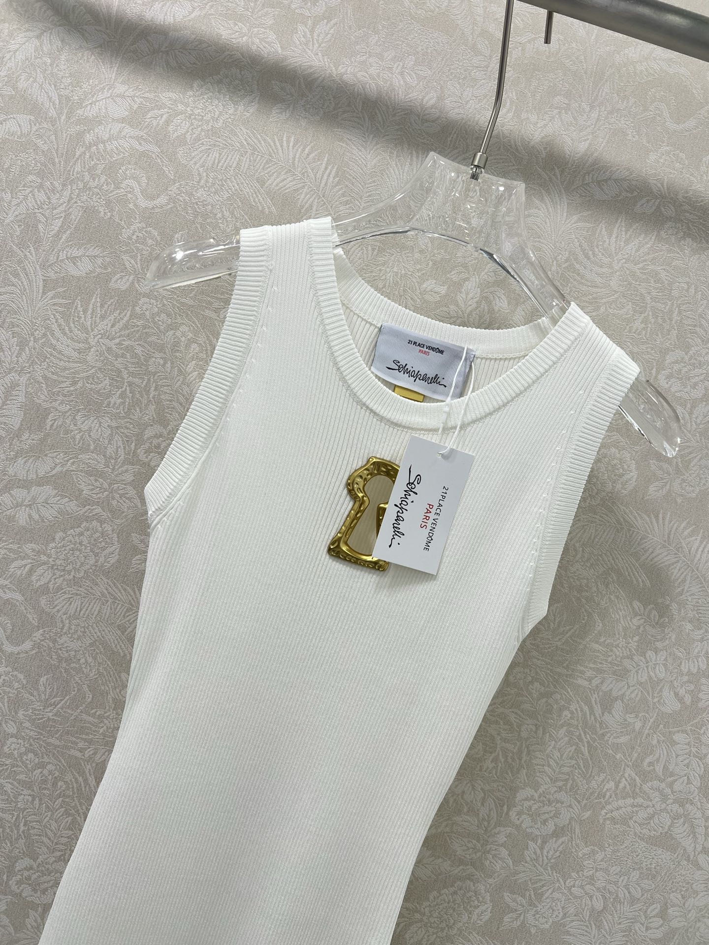 🔥🔥Sch*法国本土品牌 25新款胸前钥匙金扣装饰无袖针织连衣裙 前开叉无袖设计  展现出肩颈线条柔美流