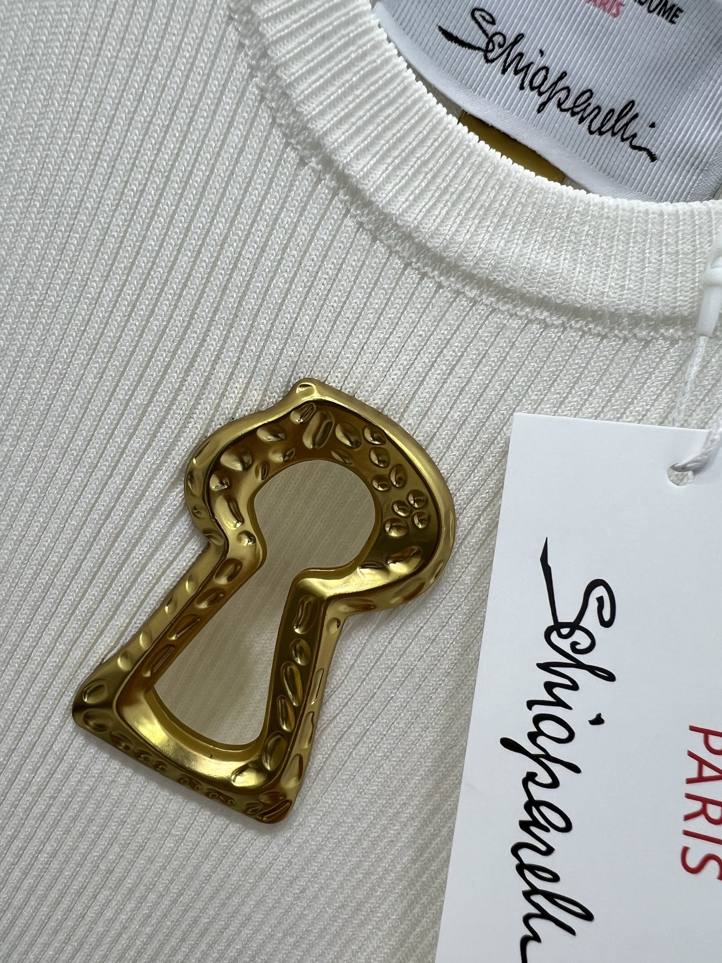 🔥🔥Sch*法国本土品牌 25新款胸前钥匙金扣装饰无袖针织连衣裙 前开叉无袖设计  展现出肩颈线条柔美流