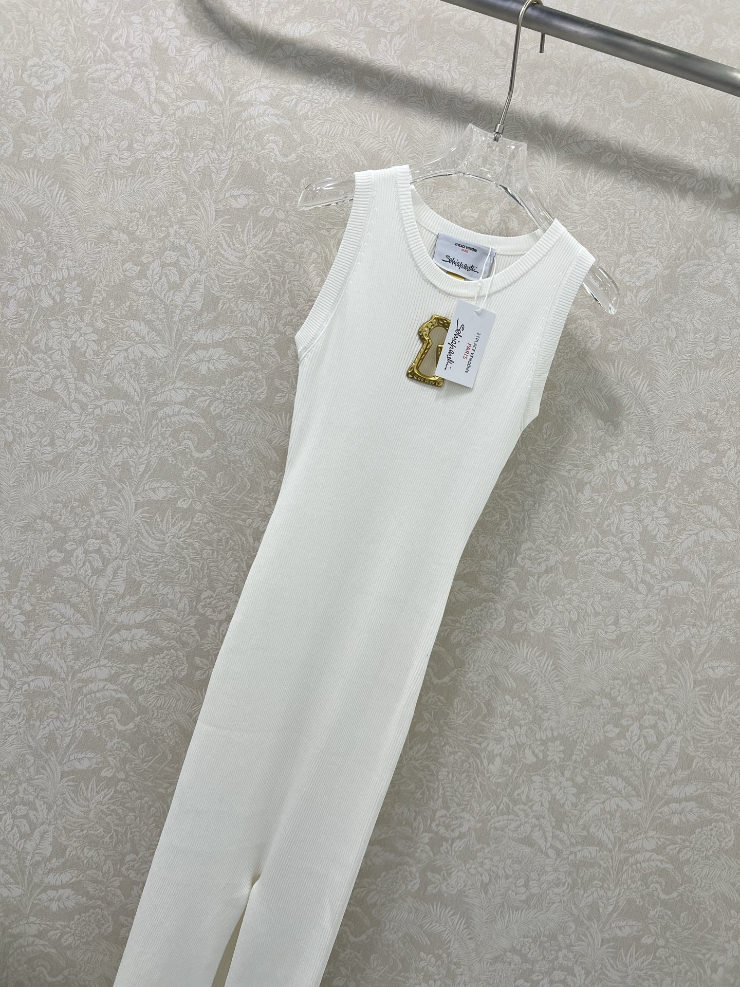 🔥🔥Sch*法国本土品牌 25新款胸前钥匙金扣装饰无袖针织连衣裙 前开叉无袖设计  展现出肩颈线条柔美流