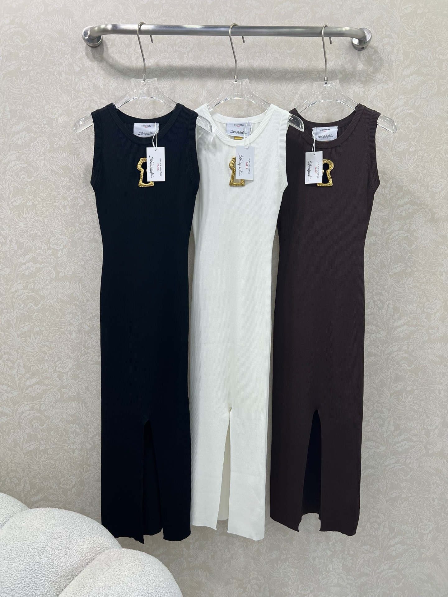 🔥🔥Sch*法国本土品牌 25新款胸前钥匙金扣装饰无袖针织连衣裙 前开叉无袖设计  展现出肩颈线条柔美流