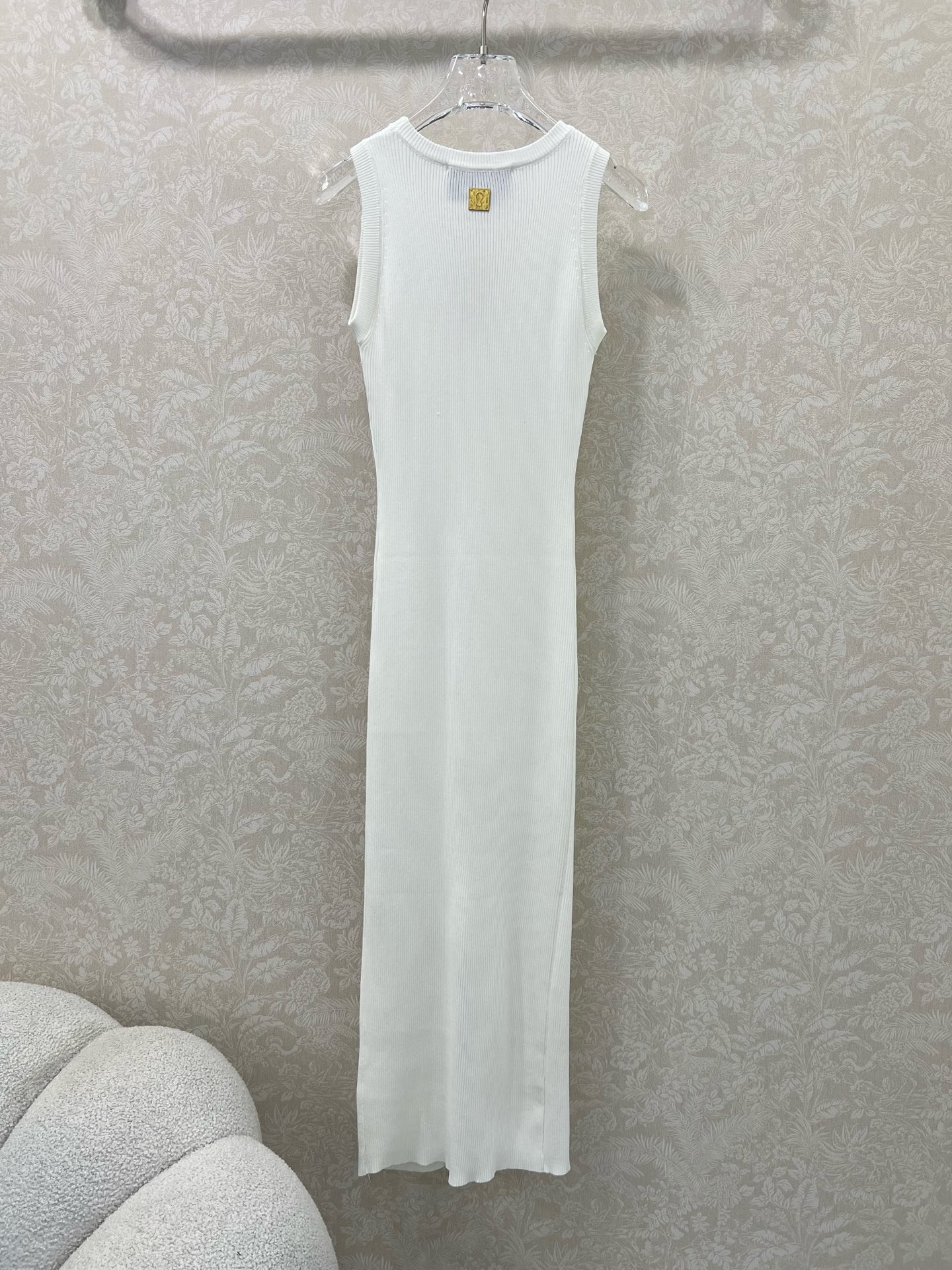 🔥🔥Sch*法国本土品牌 25新款胸前钥匙金扣装饰无袖针织连衣裙 前开叉无袖设计  展现出肩颈线条柔美流