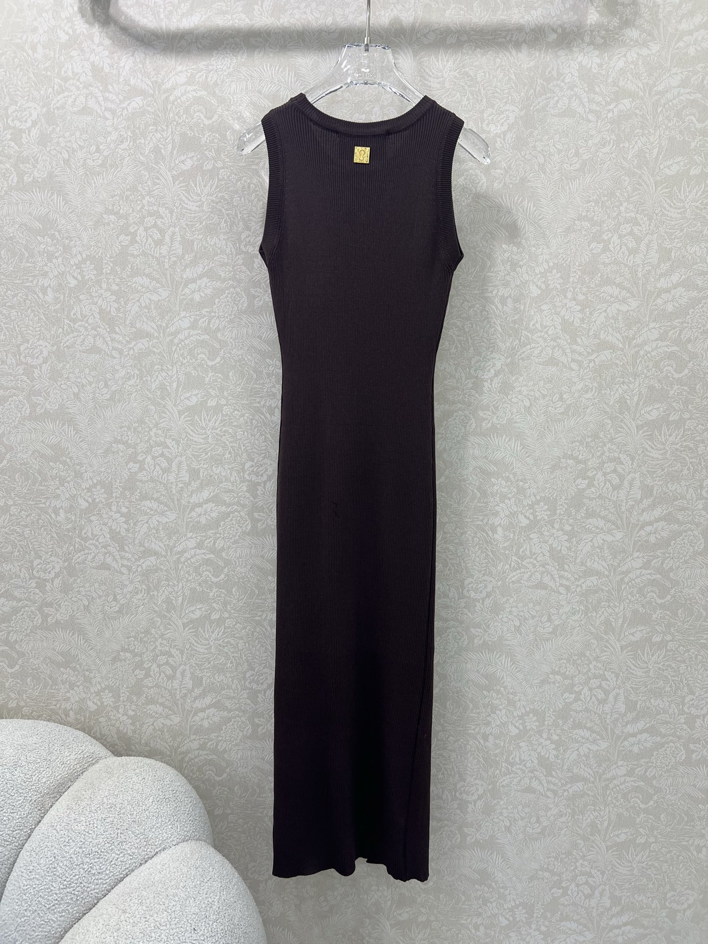 🔥🔥Sch*法国本土品牌 25新款胸前钥匙金扣装饰无袖针织连衣裙 前开叉无袖设计  展现出肩颈线条柔美流