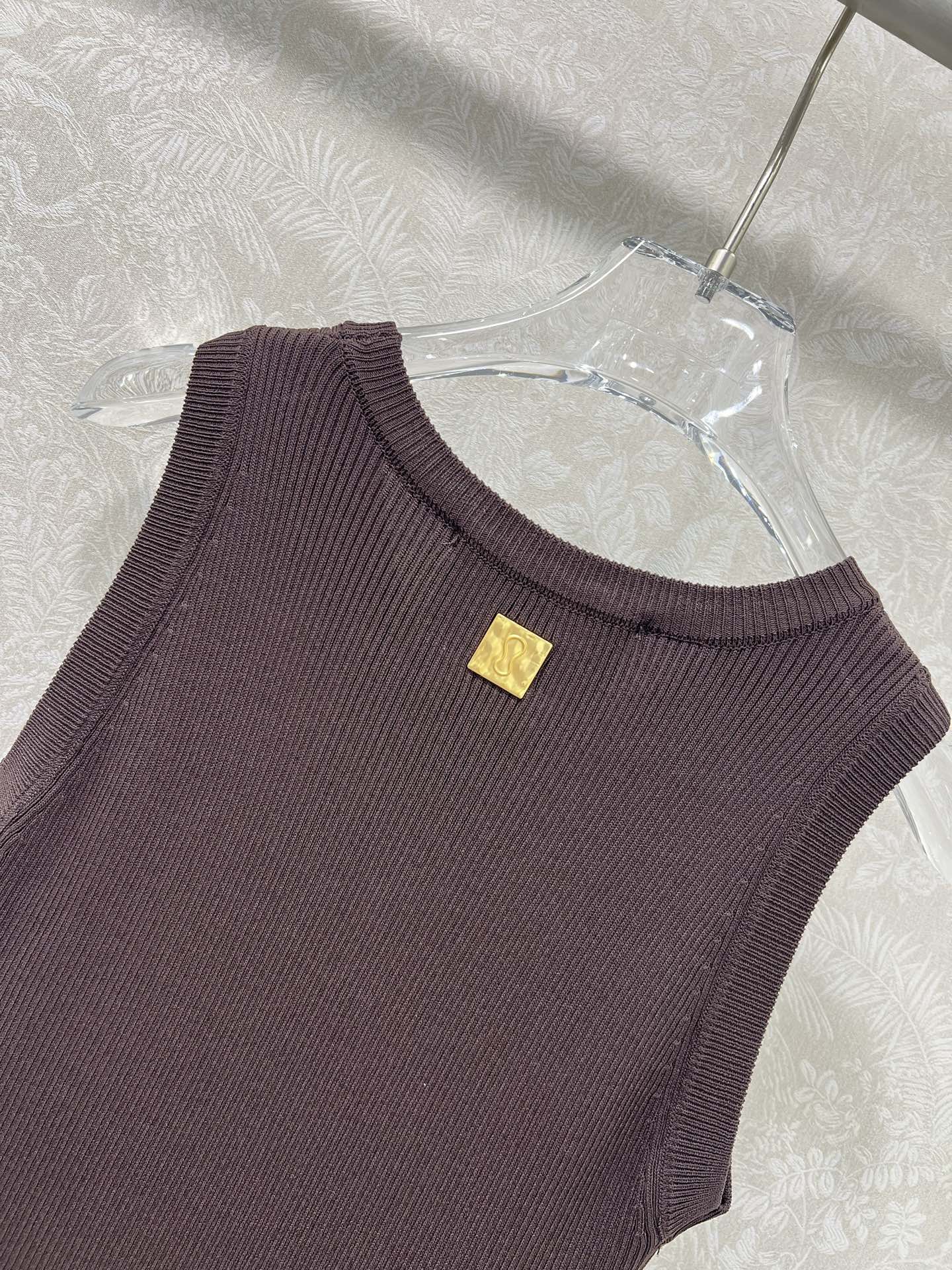 🔥🔥Sch*法国本土品牌 25新款胸前钥匙金扣装饰无袖针织连衣裙 前开叉无袖设计  展现出肩颈线条柔美流