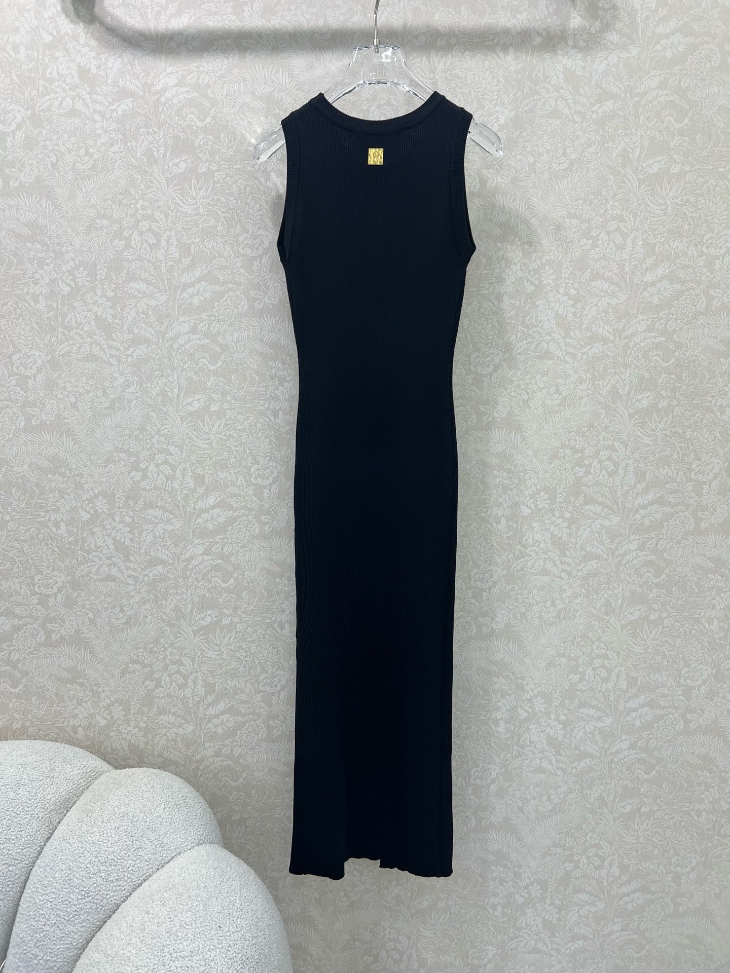 🔥🔥Sch*法国本土品牌 25新款胸前钥匙金扣装饰无袖针织连衣裙 前开叉无袖设计  展现出肩颈线条柔美流