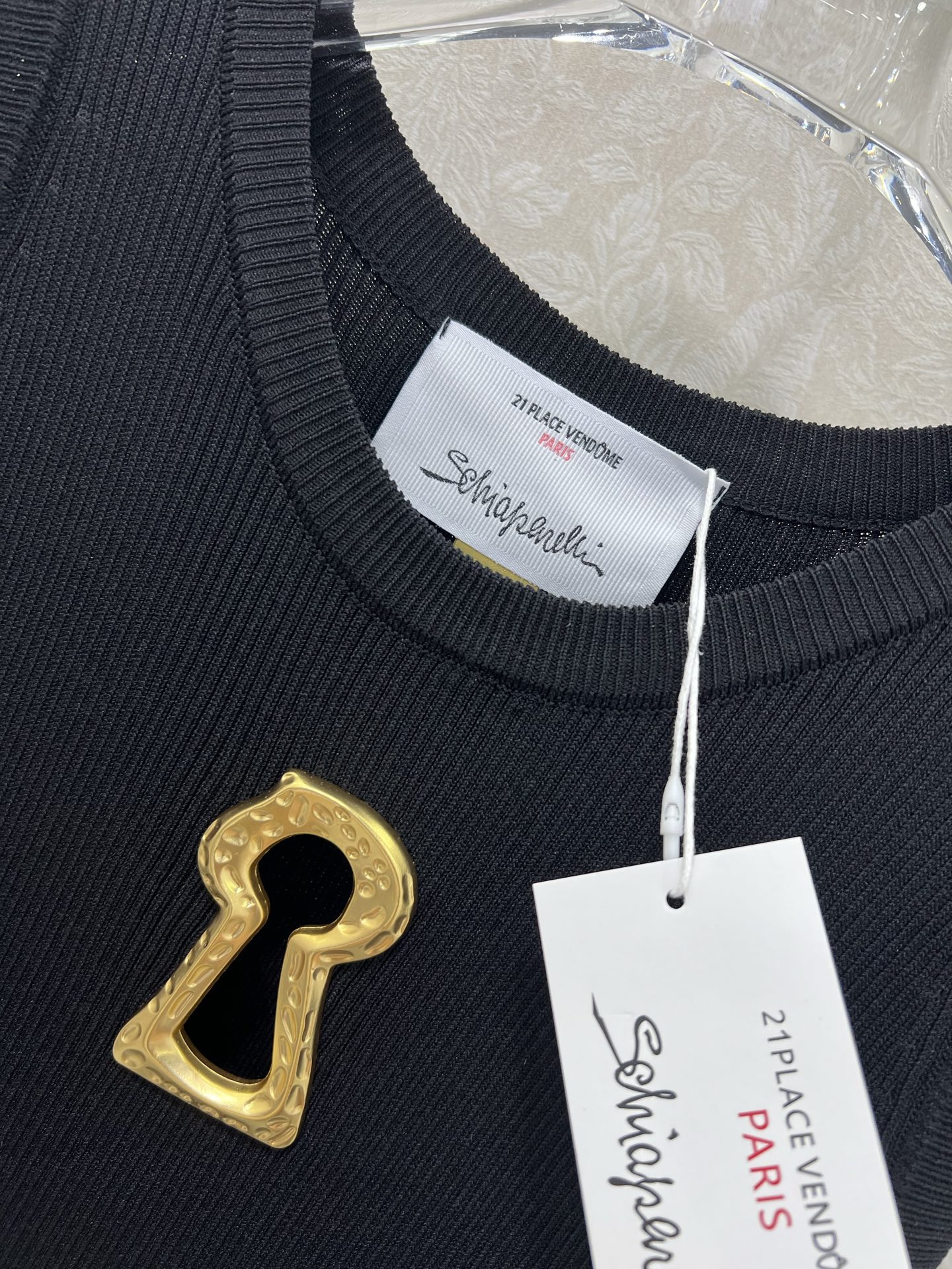 🔥🔥Sch*法国本土品牌 25新款胸前钥匙金扣装饰无袖针织连衣裙 前开叉无袖设计  展现出肩颈线条柔美流