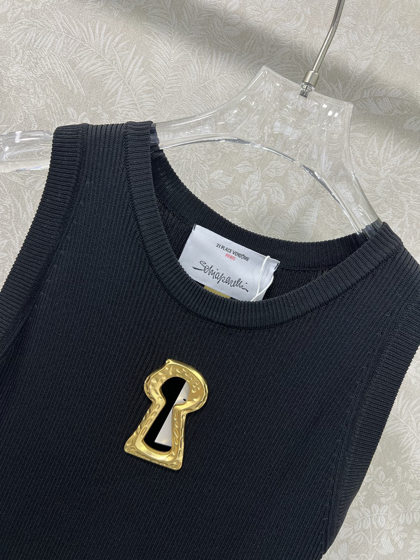 🔥🔥Sch*法国本土品牌 25新款胸前钥匙金扣装饰无袖针织连衣裙 前开叉无袖设计  展现出肩颈线条柔美流