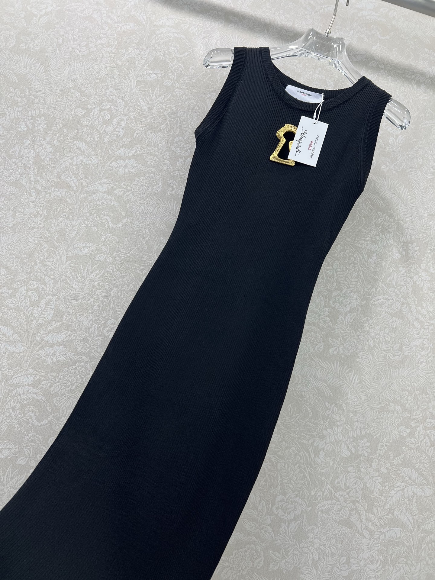 🔥🔥Sch*法国本土品牌 25新款胸前钥匙金扣装饰无袖针织连衣裙 前开叉无袖设计  展现出肩颈线条柔美流