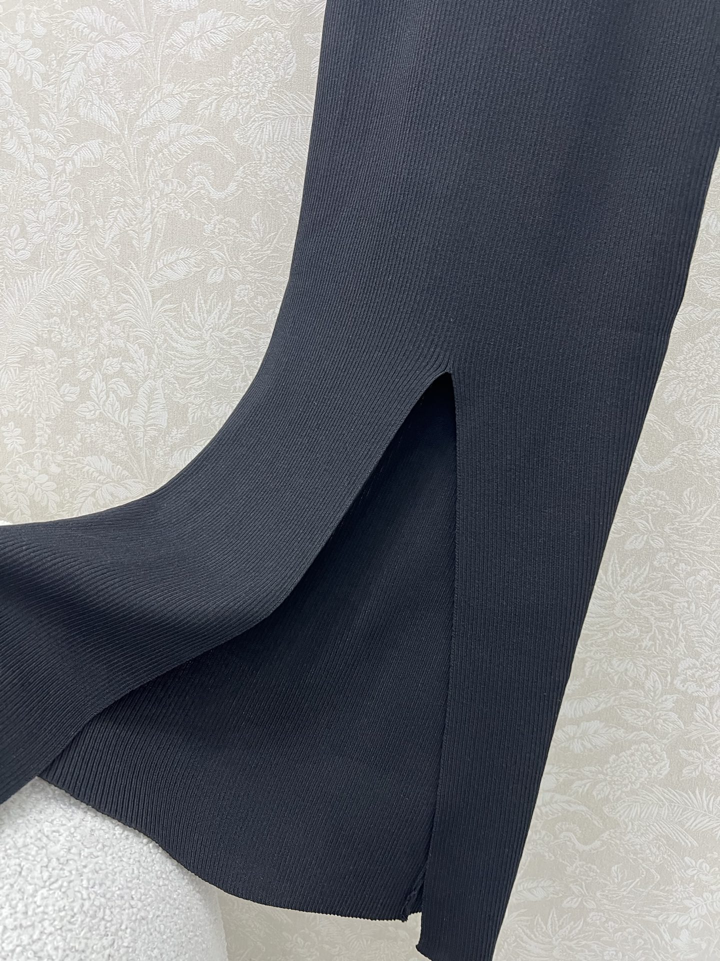 🔥🔥Sch*法国本土品牌 25新款胸前钥匙金扣装饰无袖针织连衣裙 前开叉无袖设计  展现出肩颈线条柔美流