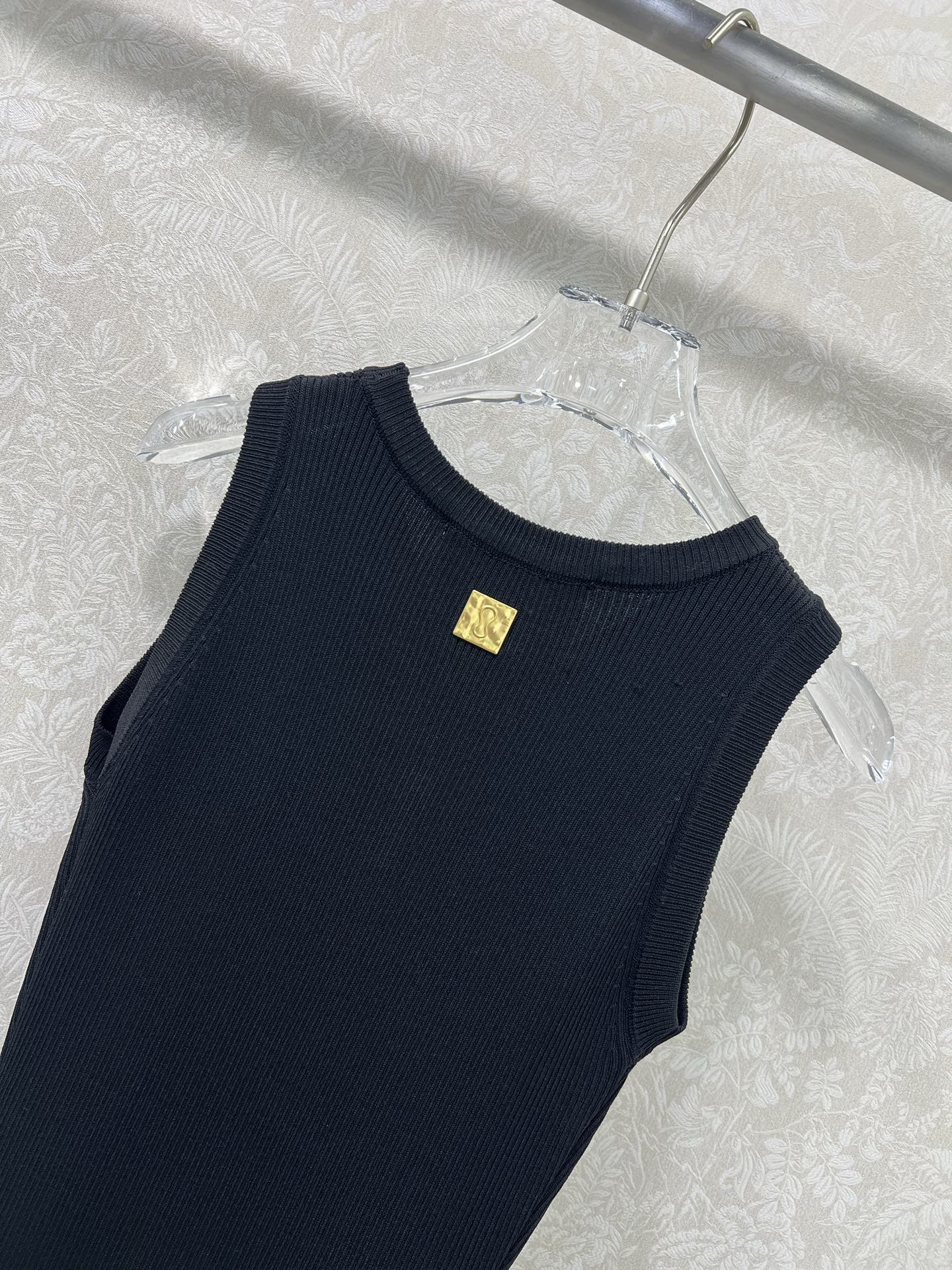 🔥🔥Sch*法国本土品牌 25新款胸前钥匙金扣装饰无袖针织连衣裙 前开叉无袖设计  展现出肩颈线条柔美流