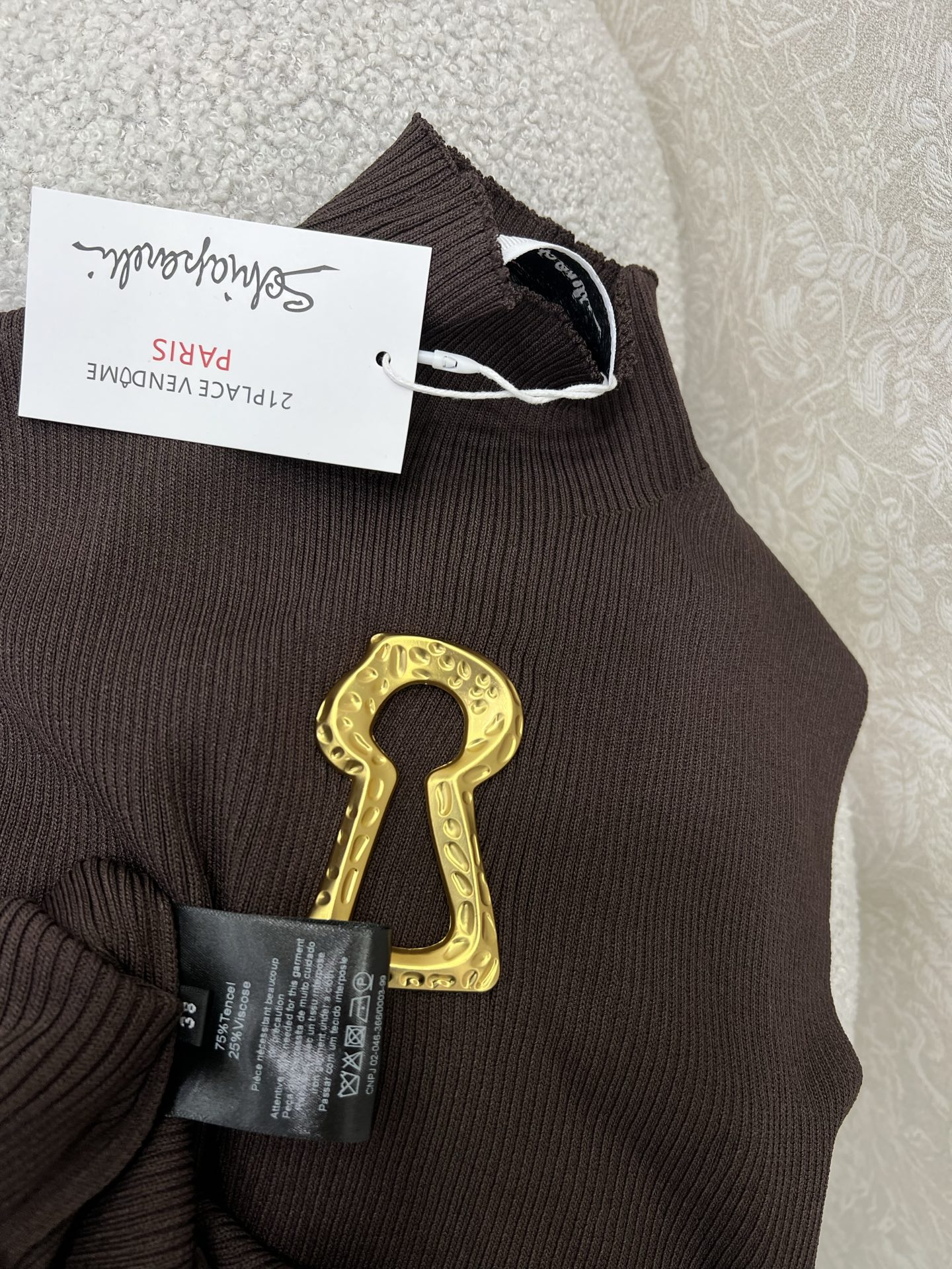 🔥🔥Sch*法国本土品牌 25新款胸前钥匙金扣装饰无袖针织上衣 展现出肩颈线条柔美流畅   修身剪裁贴合