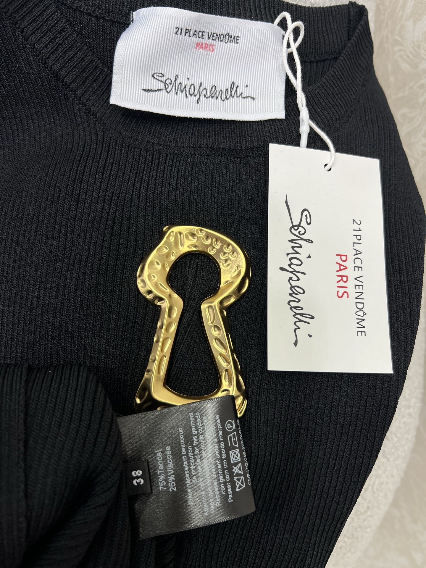 🔥🔥Sch*法国本土品牌 25新款胸前钥匙金扣装饰无袖针织连衣裙 前开叉无袖设计  展现出肩颈线条柔美流