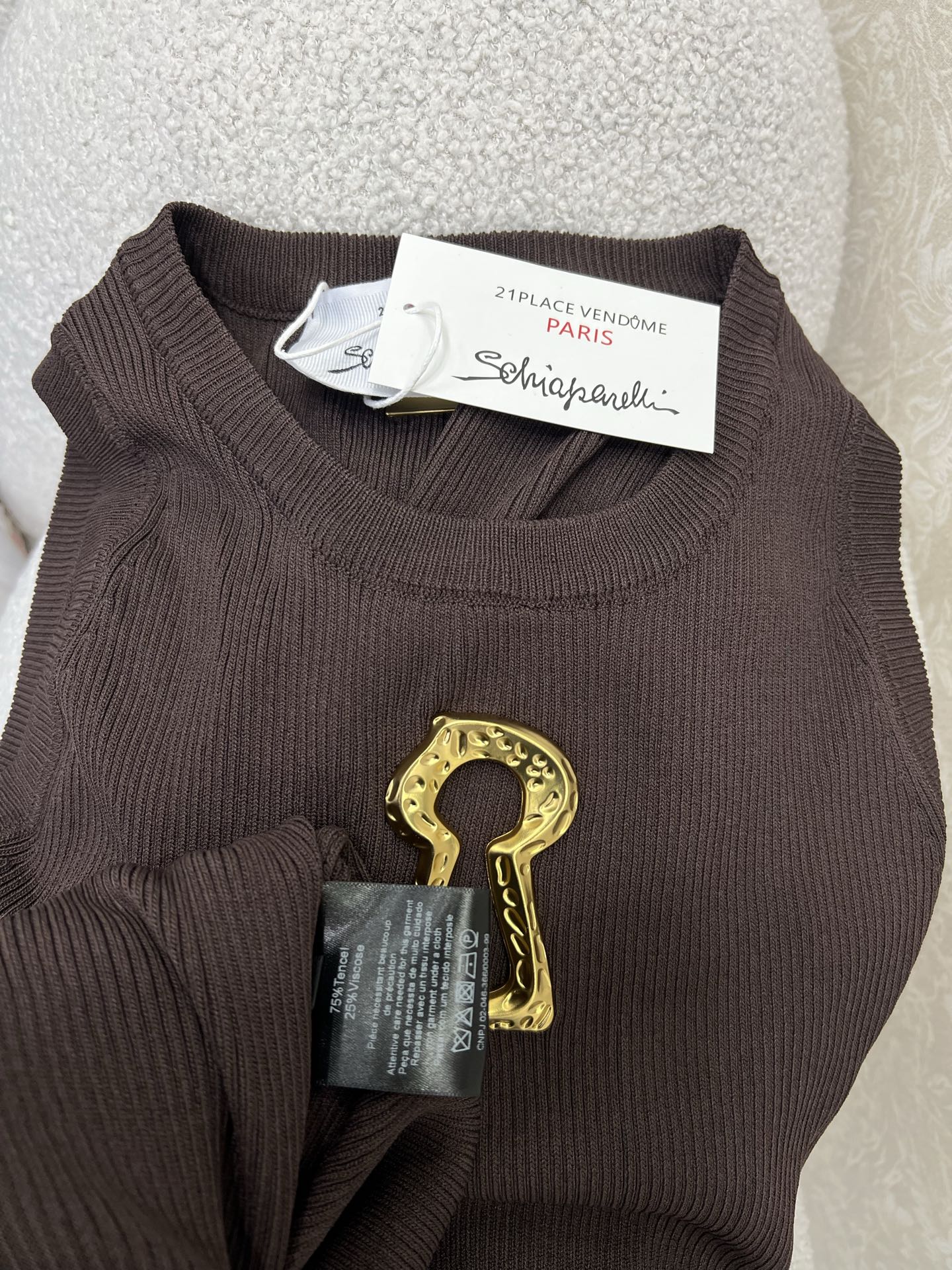 🔥🔥Sch*法国本土品牌 25新款胸前钥匙金扣装饰无袖针织连衣裙 前开叉无袖设计  展现出肩颈线条柔美流