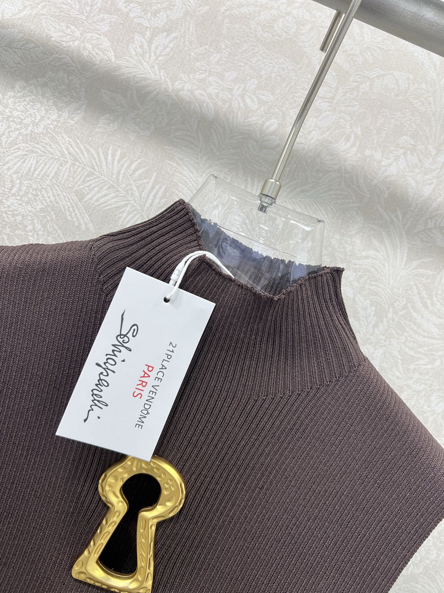 🔥🔥Sch*法国本土品牌 25新款胸前钥匙金扣装饰无袖针织上衣 展现出肩颈线条柔美流畅   修身剪裁贴合